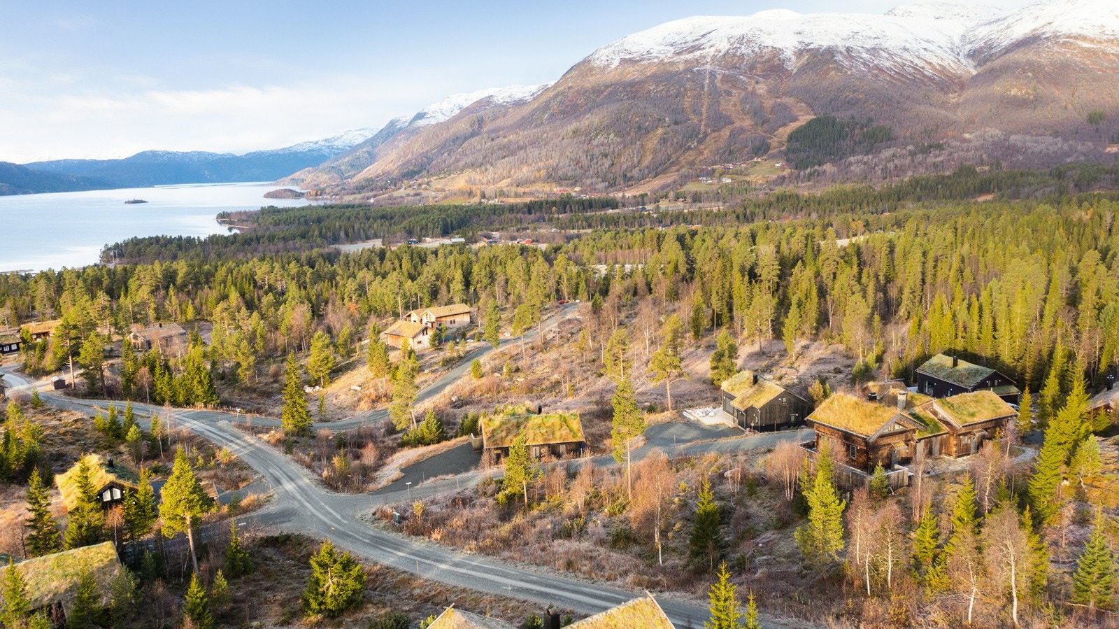 Eiendommen er plassert sørvest-vendt med gode solforhold og nydelig utsikt over Totak, Raulandsfjell og urørt høyfjellsterreng. Galleribilde