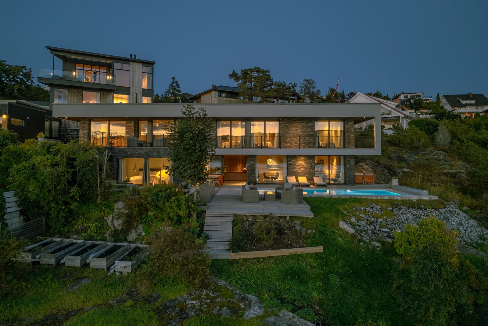 Bassenget har teknisk rom med adkomst via luke i dekke, samt sikkerhetsduk som betjenes med fjernkontroll. Galleribilde