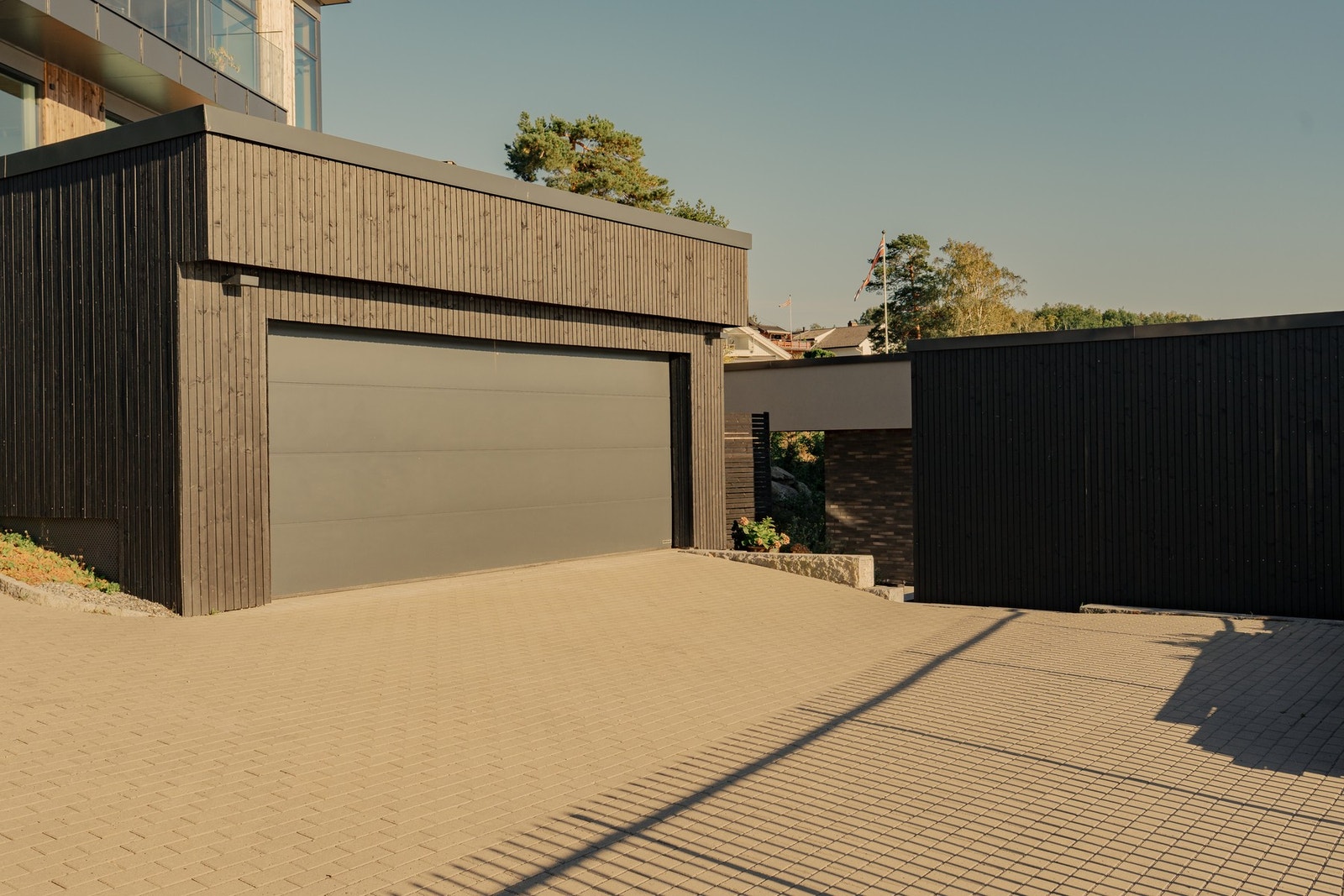 Dobbelgarasje fra 2018 - tak er opplyst ombygd til flat tak i 2020. Bred leddport fra Hørmann med fjernåpner. Innlagt lys og stikkontakter. Tesla lader for El-bil. Galleribilde