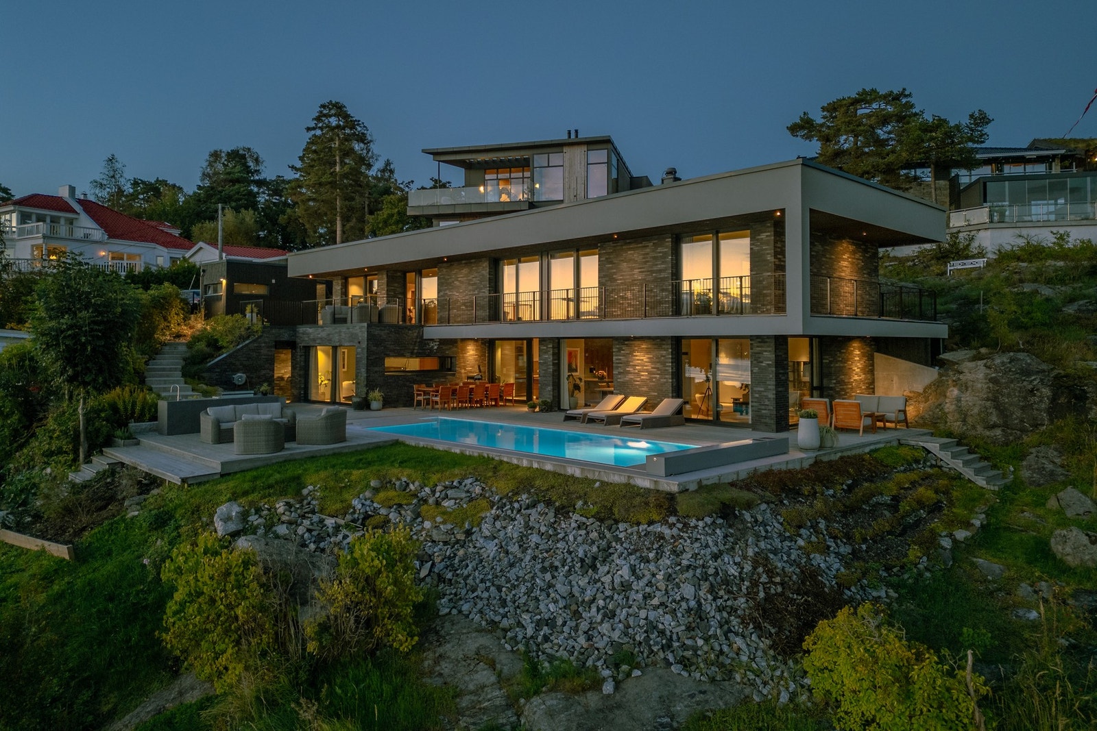 En unik fjordvilla med fantastisk sjøutsikt og fine utearealer. Galleribilde