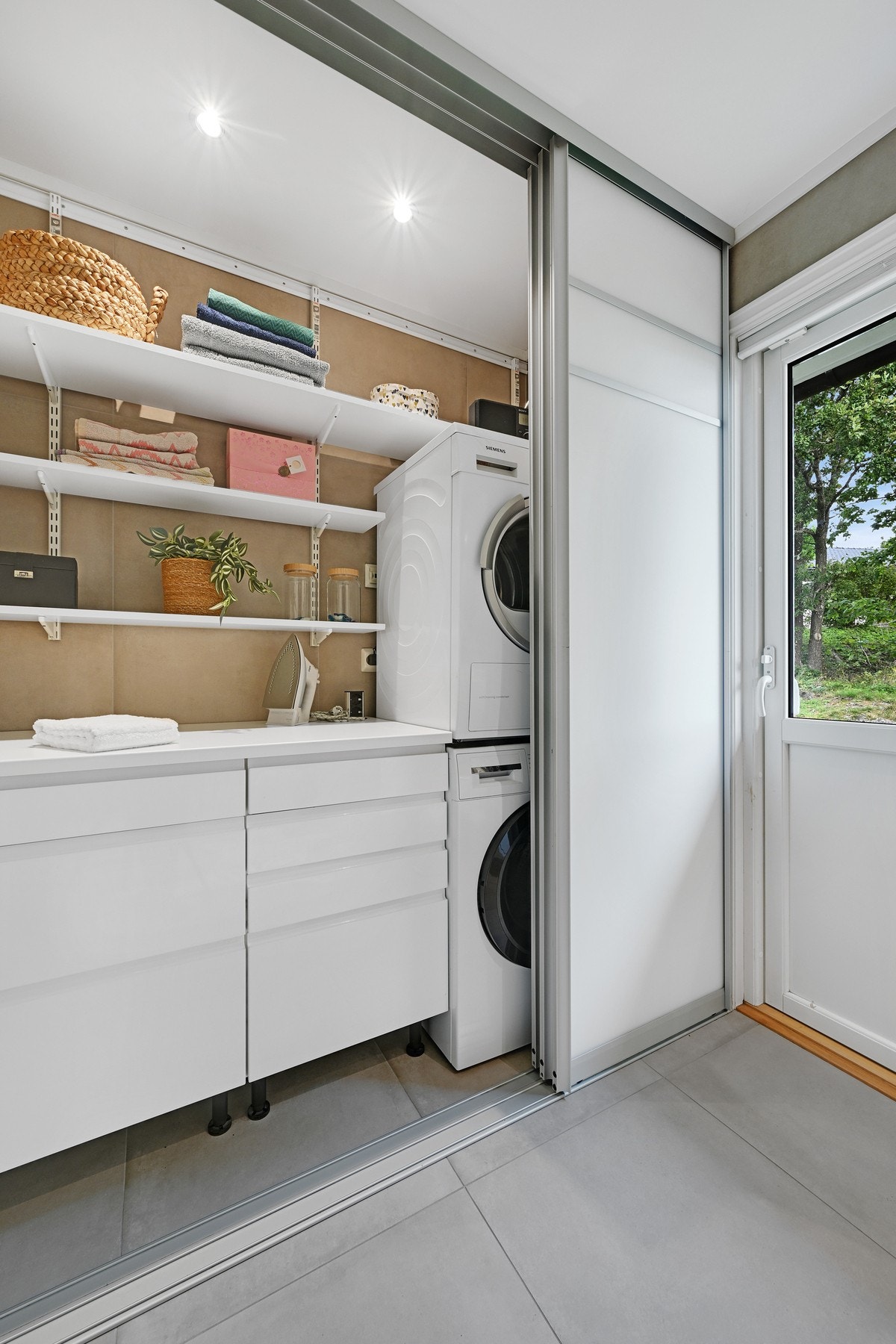 Og vaskemaskin med strykeplass mm bad skapdørene Galleribilde