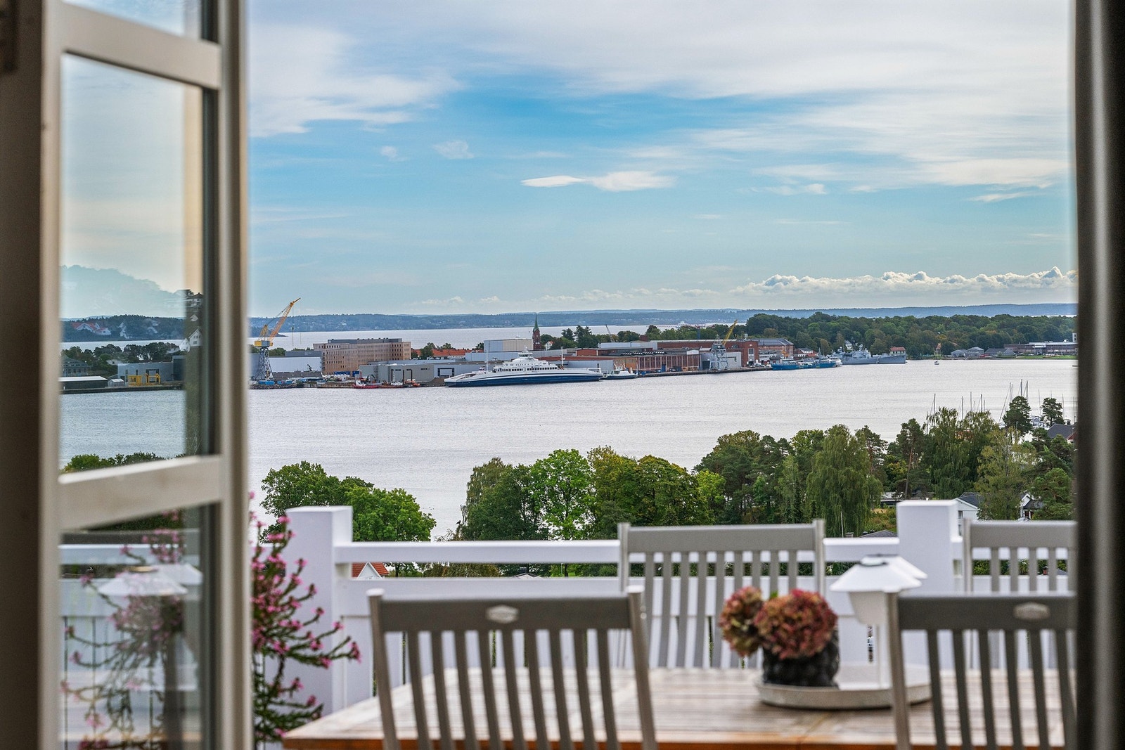 Her ser litt av den praktfulle utsikten fra stua og terrassen Galleribilde