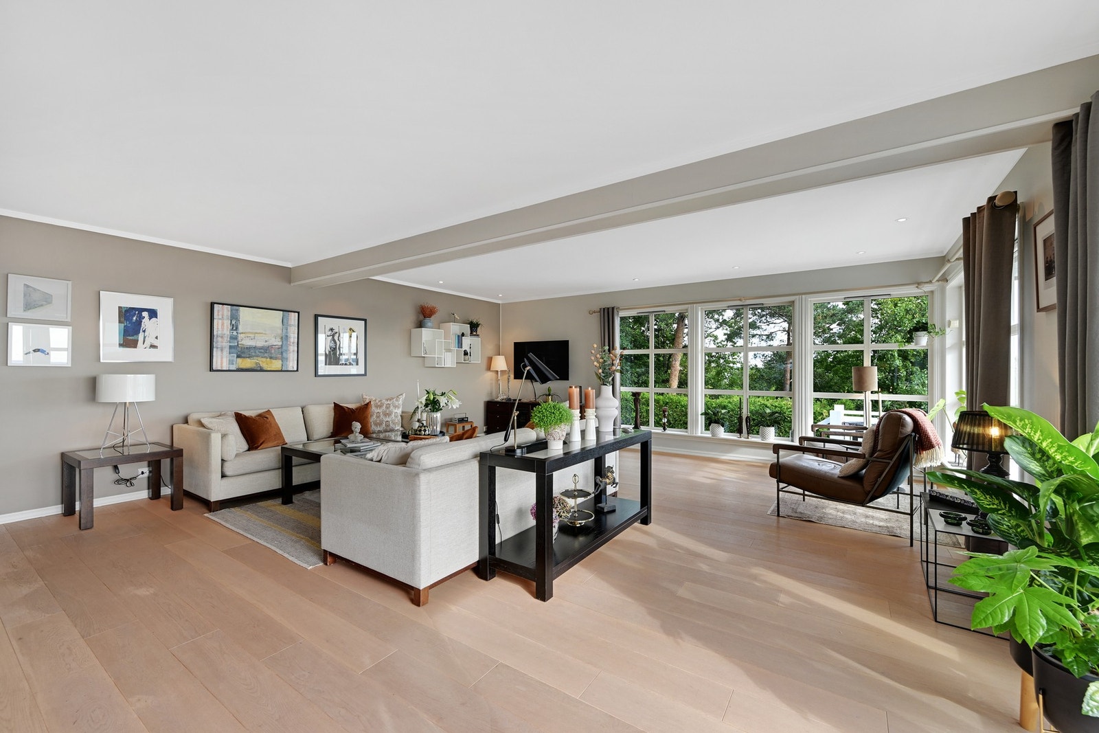 Stor og lys stue Galleribilde