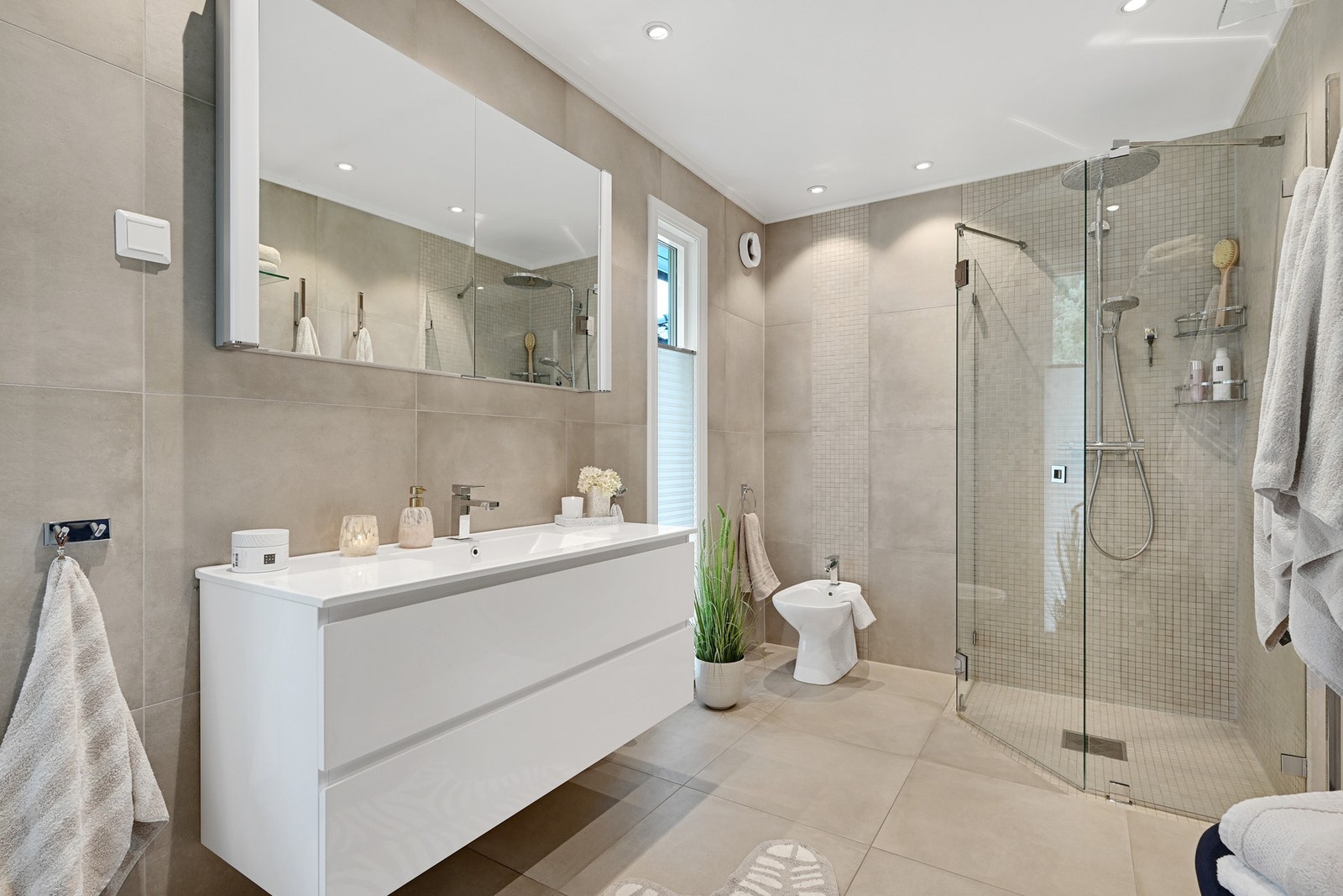 I tilknytning til soverommene i hovedetasjen finner vi et stort og delikat bad Galleribilde