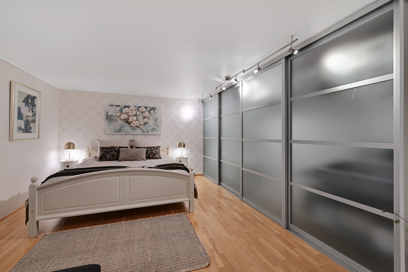 I underetasjen finner vi også et stort og svalt soverom/ungdomsrom/kjellerstue Galleribilde