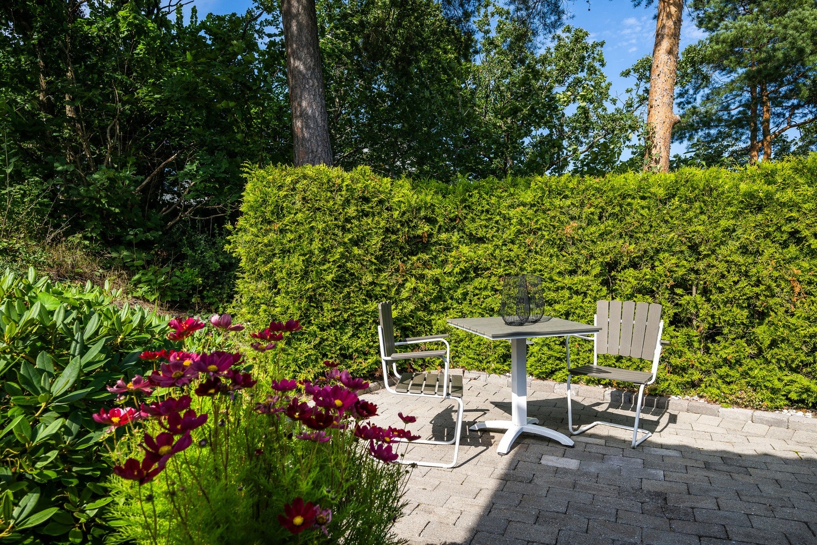 På den store tomten på 1,7 mål er det flere fine uteplasser - denne ligger inn mot et grønt område Galleribilde