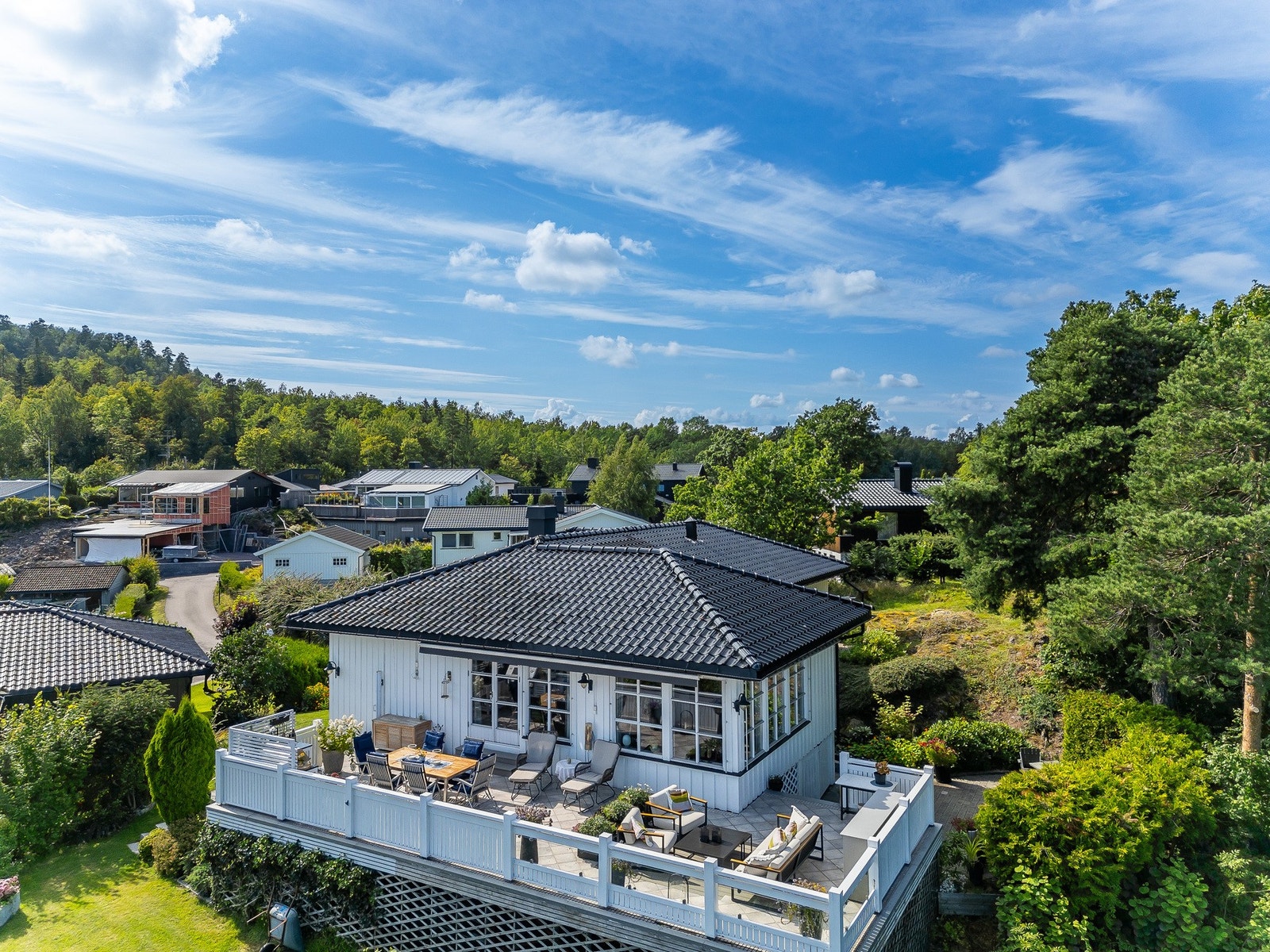 Den store terrassen har sol fra morgen og til ca. kl. 18.00 på sommerstid Galleribilde