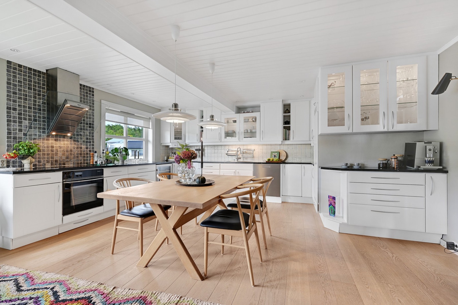 Kvalitetsinnredning fra Møre kjøkken og masse benkeplass Galleribilde