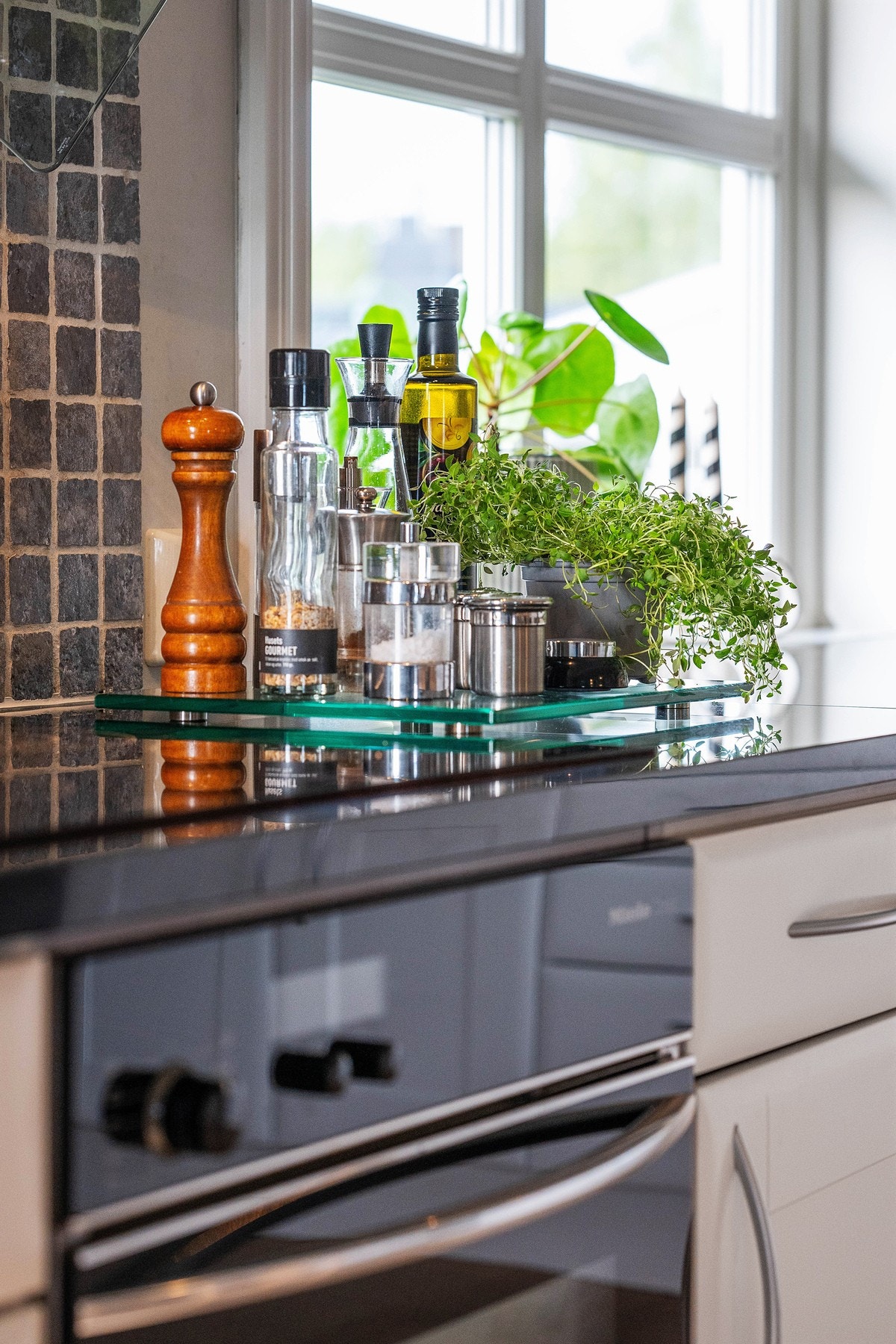 Mer olivenolje og grønne planter på både Meny og Extra - begge i gangavstand fra kjøkkenet Galleribilde