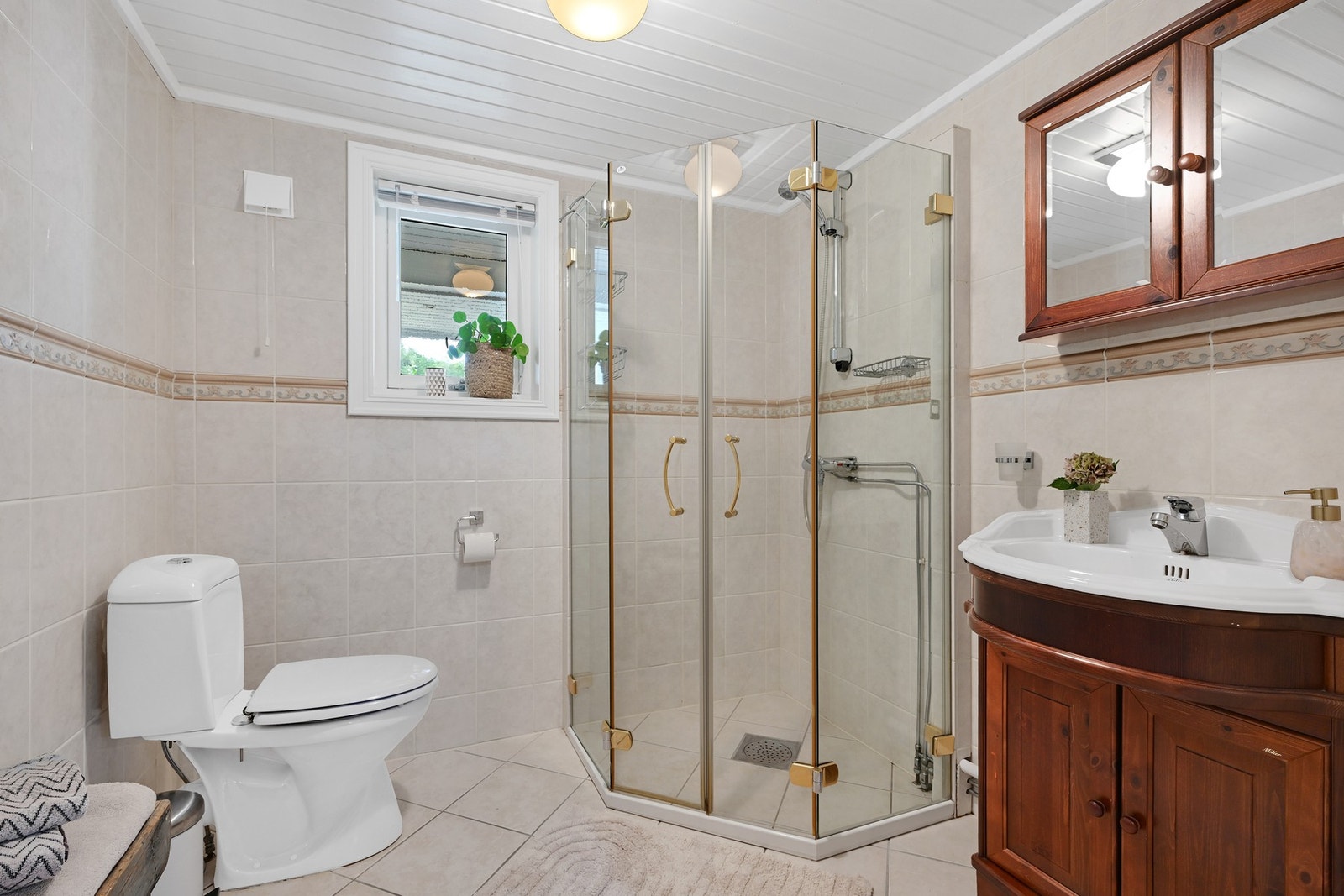 Boligen har to romslige bad - her ser vi badet i underetasjen Galleribilde