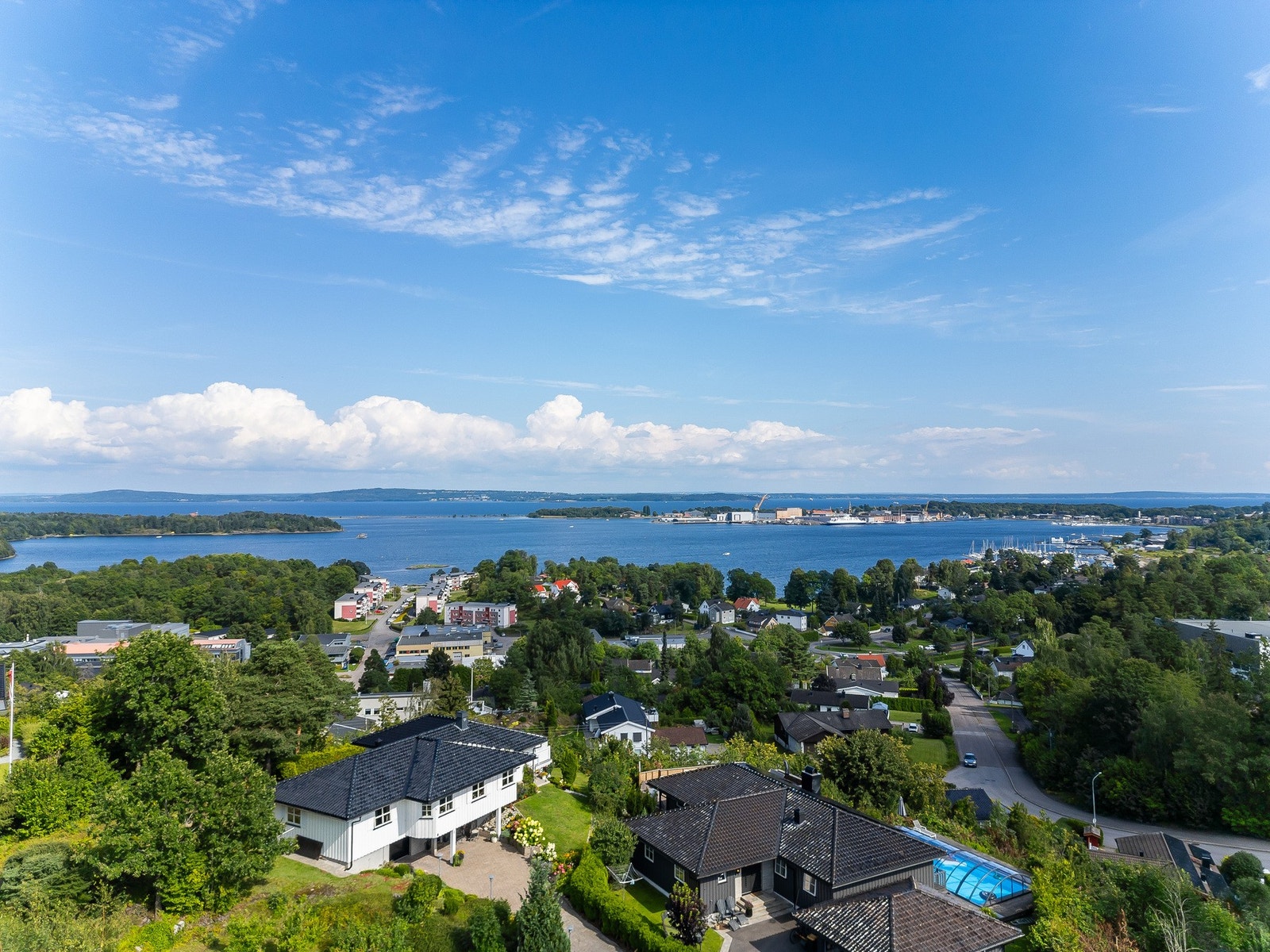 Her ser vi et dronebilde av huset som ligger på toppen Galleribilde