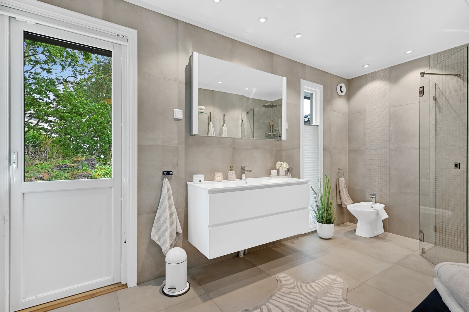 Fra badet er utgang til hagen - kjekt etter løpeturen i skogen på andre siden av veien Galleribilde