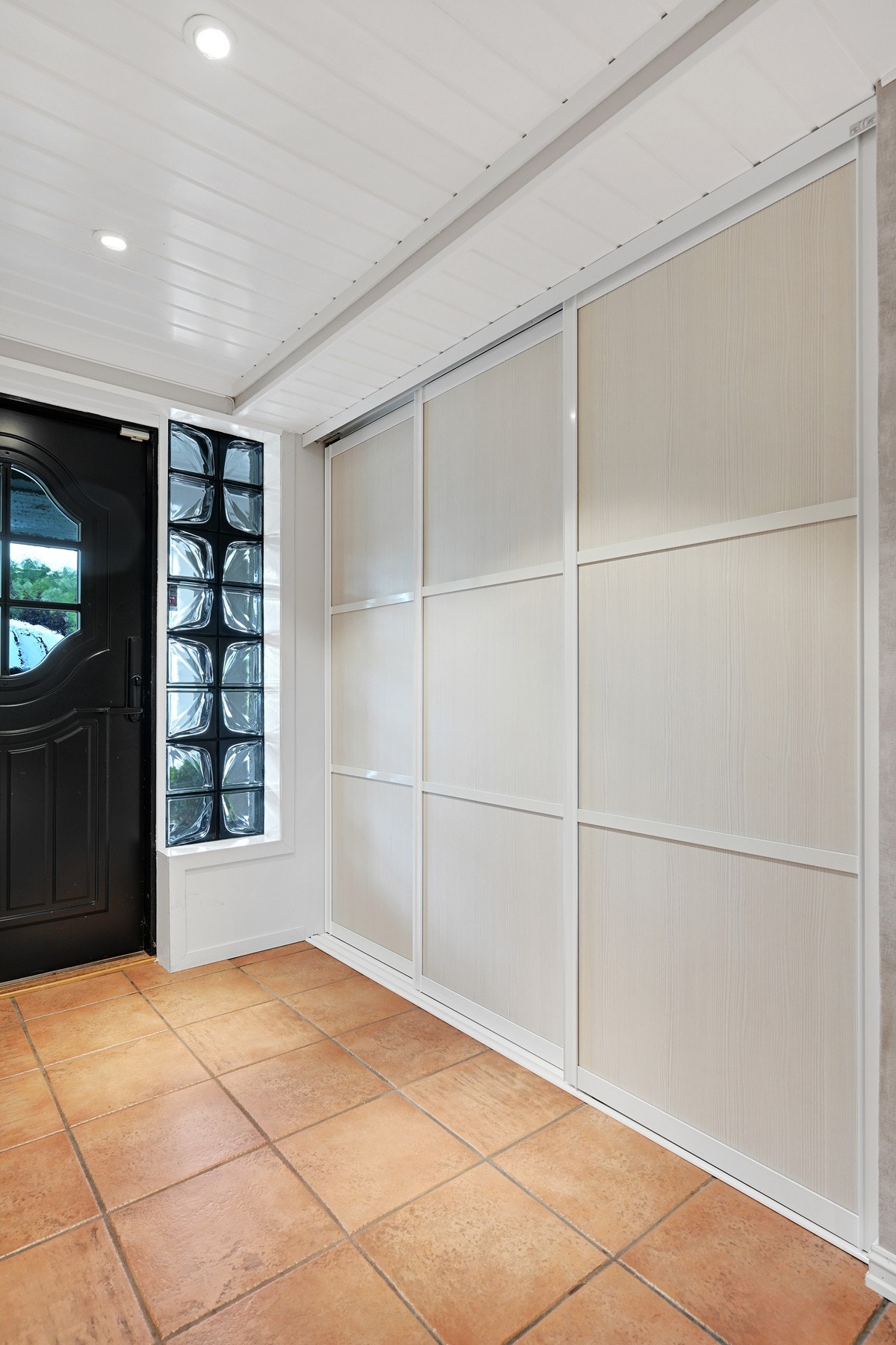 Praktisk med stor skyvedørsgarderobe rett på innsiden av inngangsdøren Galleribilde