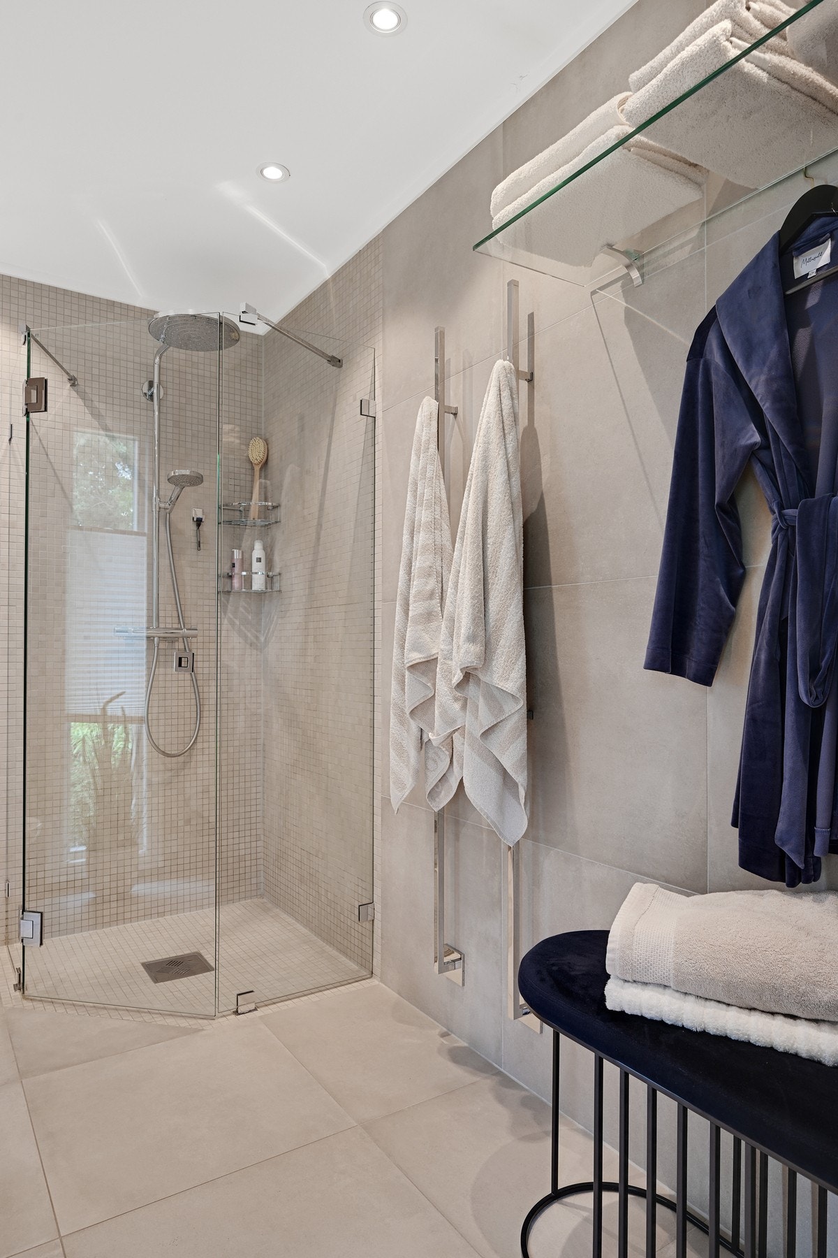 Dusjhjørne med regnfall dusj Galleribilde