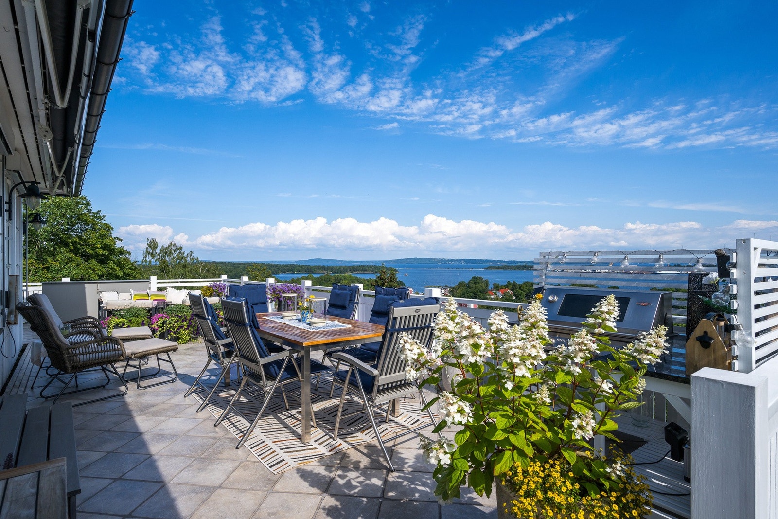 Flislagt terrasse og kjekt med markise da dette er en meget solrik terrasse Galleribilde