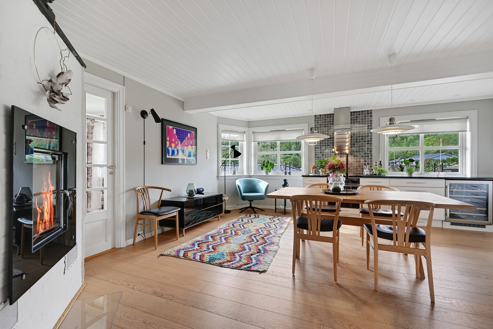 Boligen har et stort og flott kjøkken/allrom med moderne og stilig peis Galleribilde