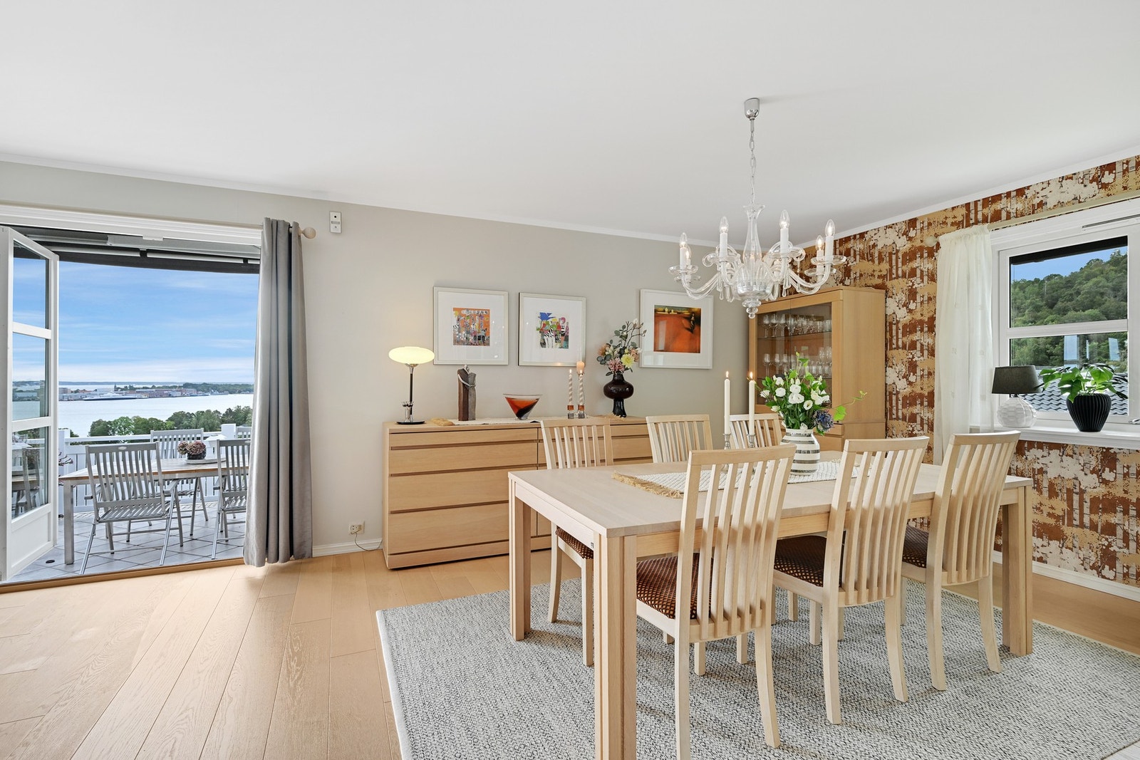 Fra stua er det tofløyet dør ut den store og deilige terrassen Galleribilde