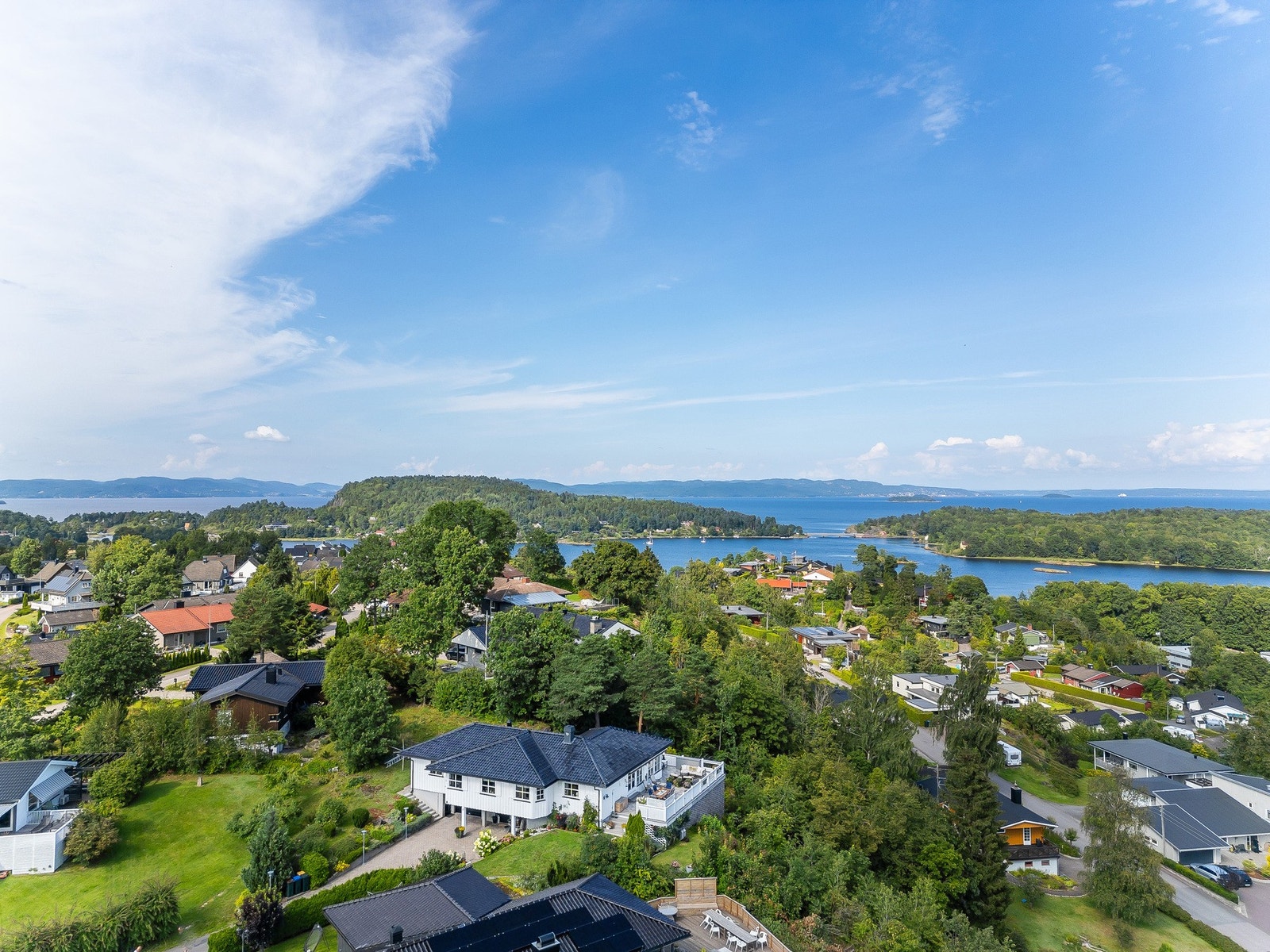 Her ser vi et dronebilde av huset med Indre havn og Oslofjorden i bakkant Galleribilde