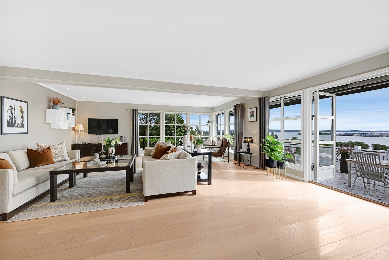 Stor vindusflater nesten fra gulv til tak med utsikt til vakre soloppganger og solnedganger Galleribilde