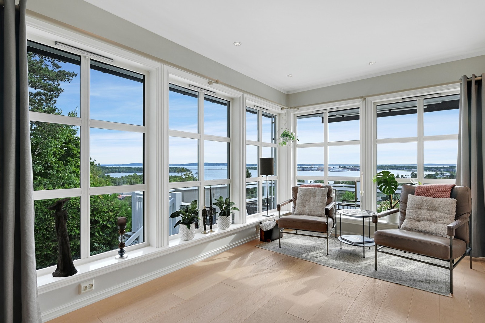 Her er det bare å invester i ny kikkert.... og laste ned appen "Shipfinder eller MarineTraffic" Galleribilde