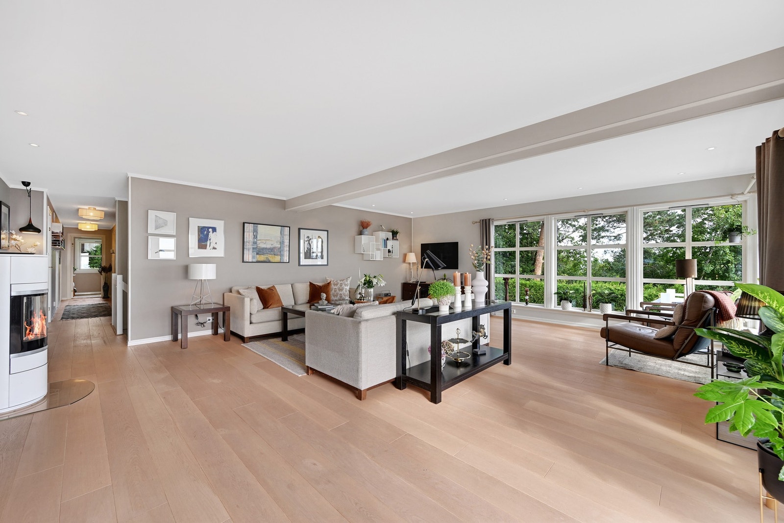 God plass i stua til både lenestoler, flere sofaer og spisestue Galleribilde