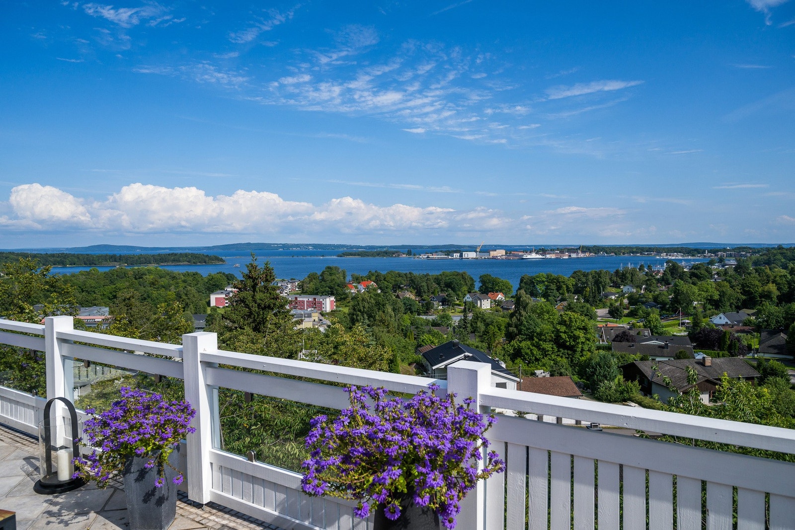 Terrasseutsikt en vakker sommerdag Galleribilde