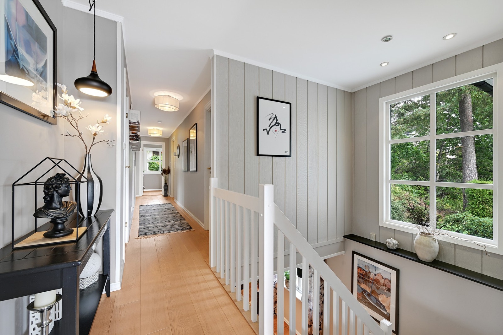 Da er vi på toppen av trappa og i hovedetasjen - vi ser innover mot soveromsgangen Galleribilde