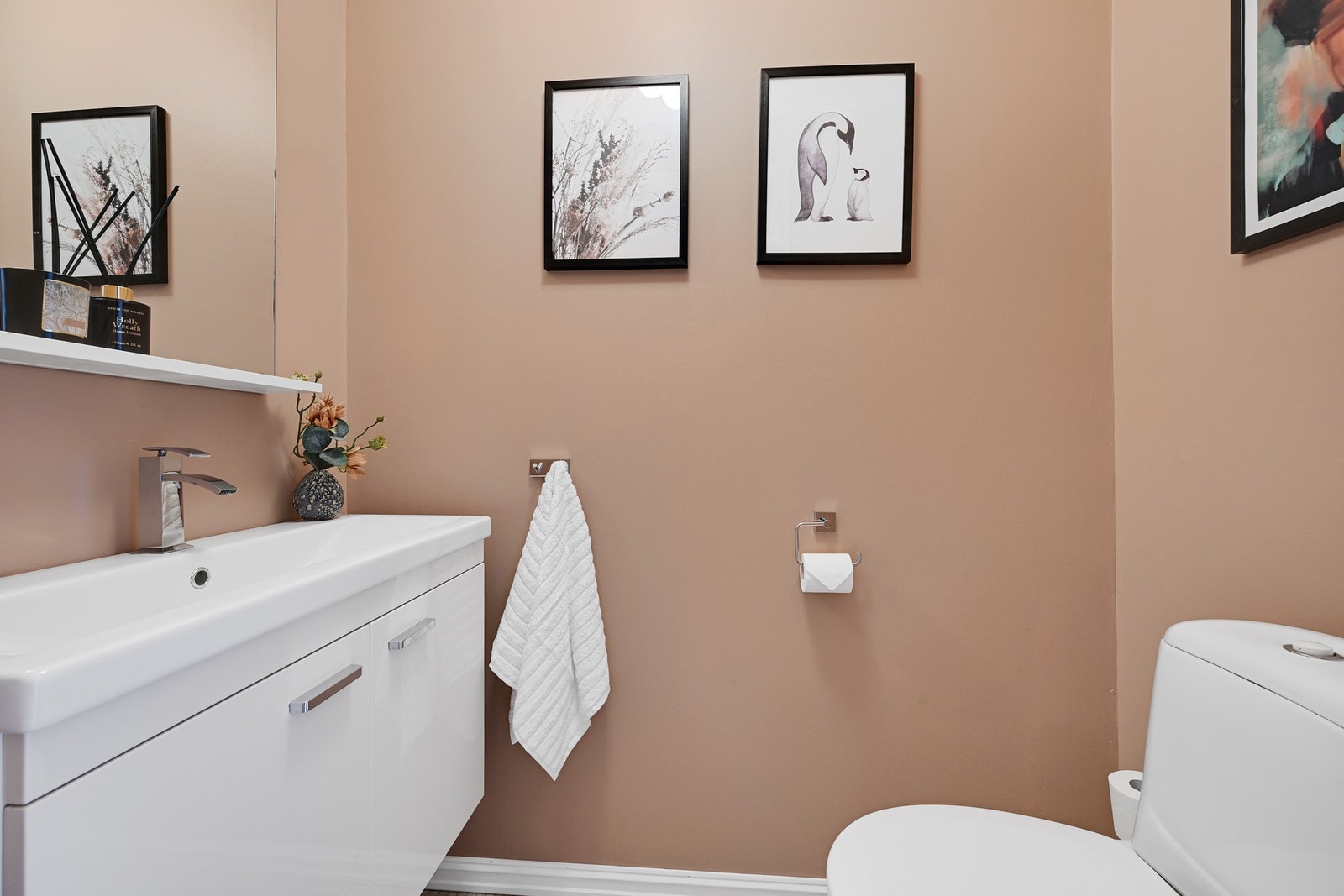 I hovedetasjen er det også et separat wc-rom for gjester og fastboende... Galleribilde