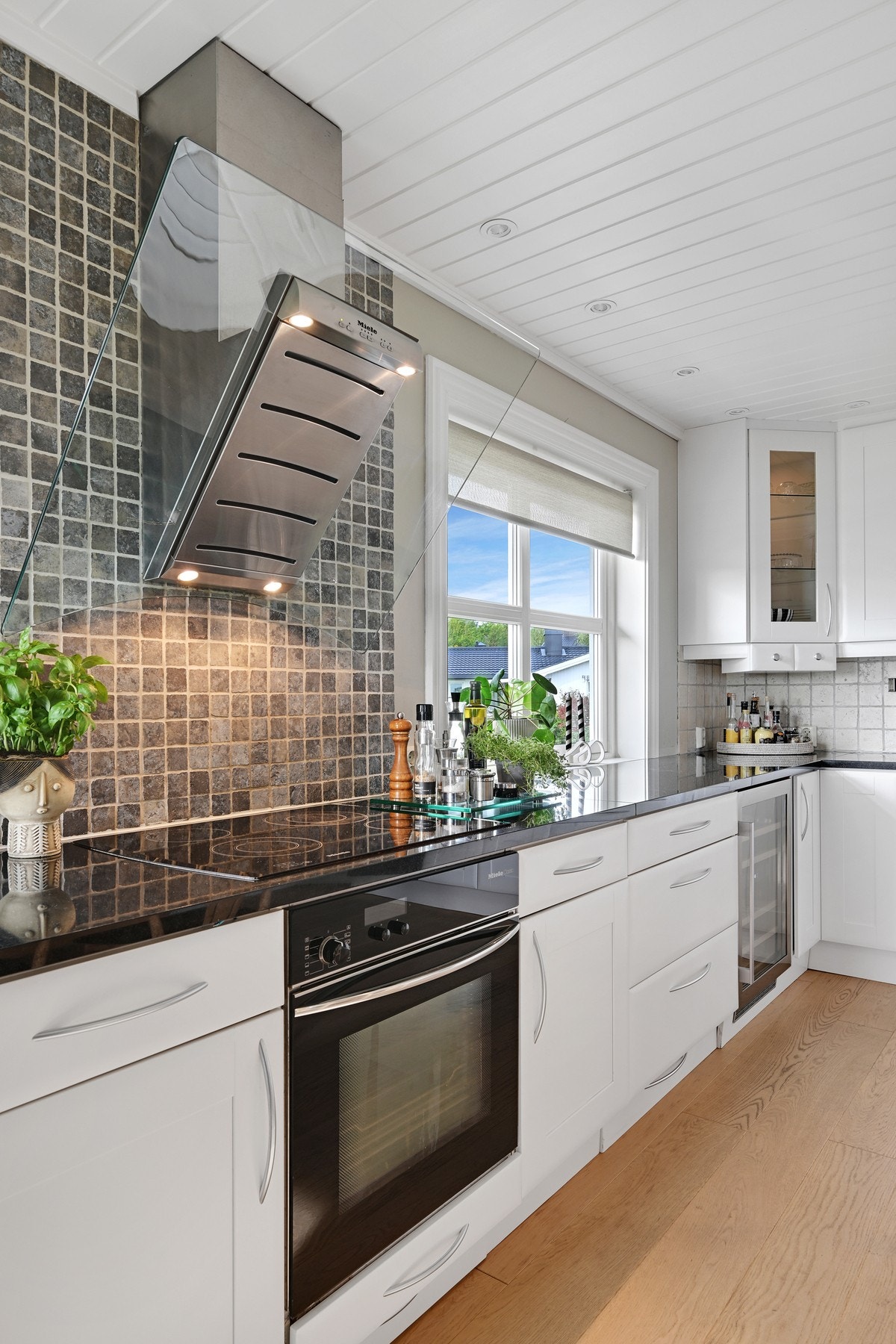 Kjøkkeninnredningen var ny i 2004 og ble malt opp/"overhalt" i 2021 Galleribilde