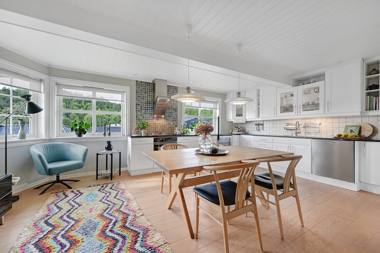 God plass for både kjøkkenbord og hvilestol Galleribilde