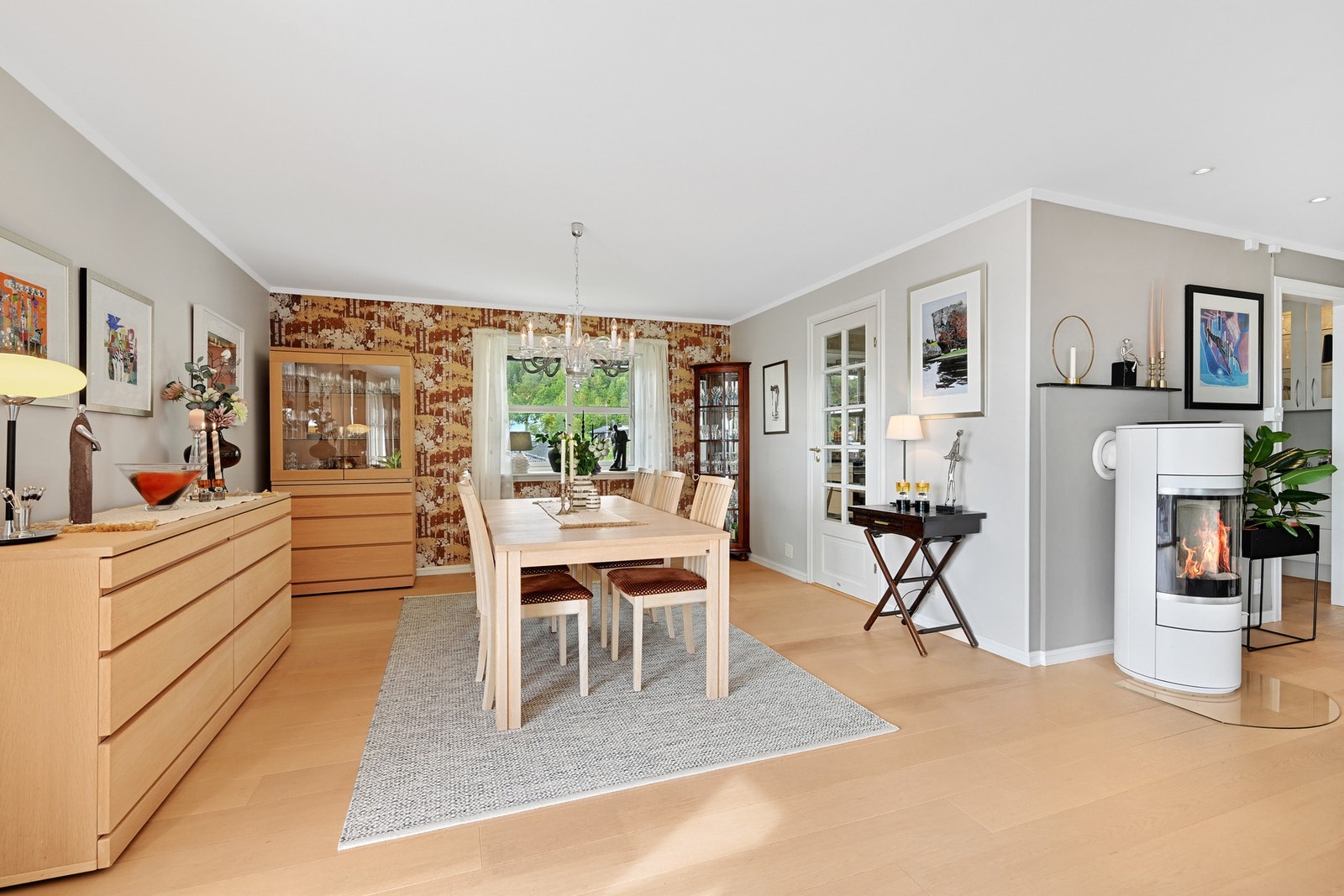 God plass for langbord/spisestue - glassdøren til høyre er inn til kjøkkenet Galleribilde