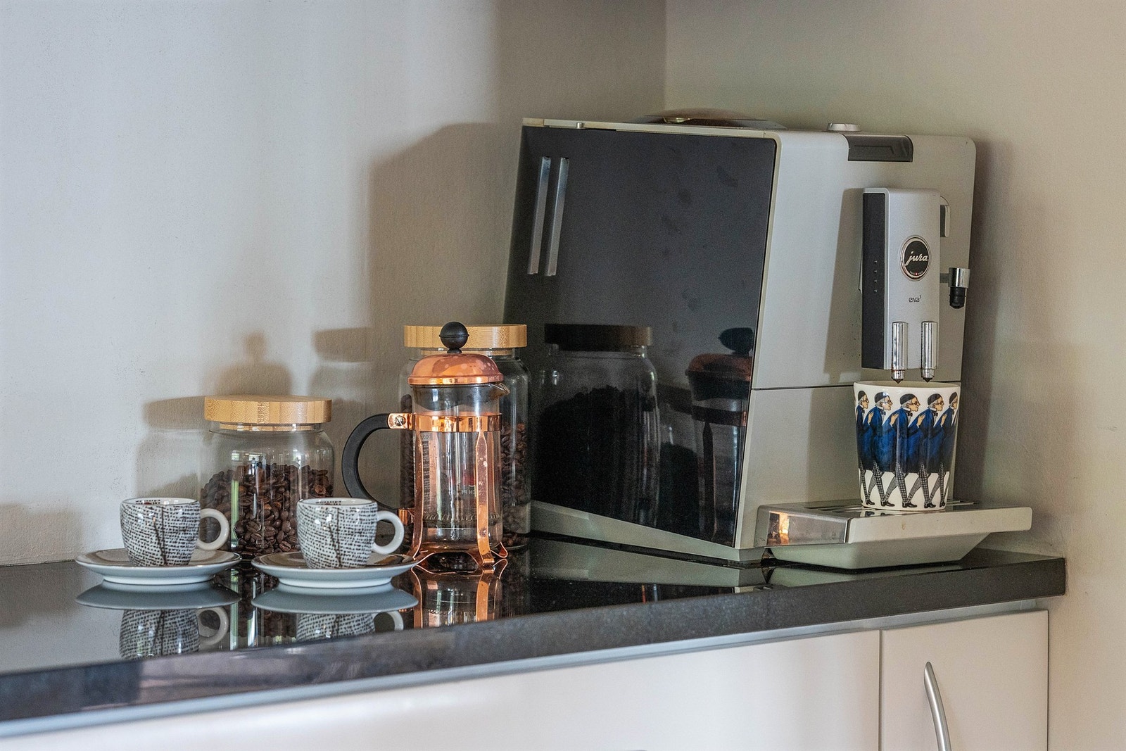 Nero Assoluto benkeplater og nylaget kaffe serveres på visningen.... Galleribilde