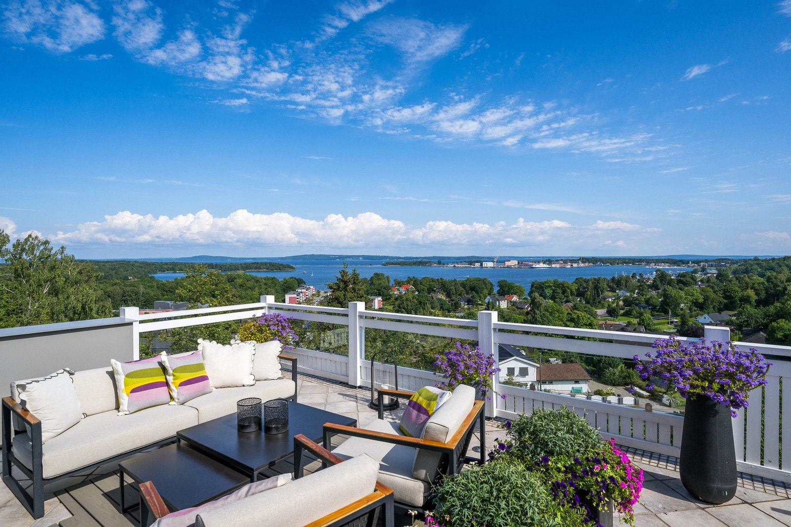 Da tar vi en tur ut på den store og solrike terrassen Galleribilde