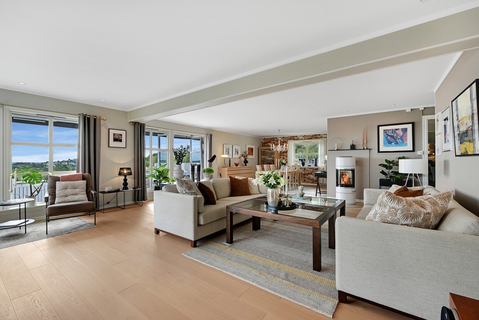 Da fortsetter vi inn i den store og utbygde stua - pen eikeparkett også her Galleribilde