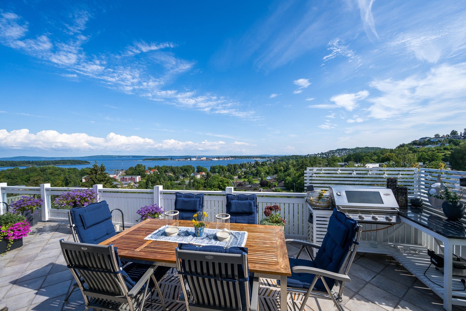 Her er det utsikt både over skipstrafikken, Karljohansvern og omgivelsene - flotte turområder i åsen rett bak huset Galleribilde