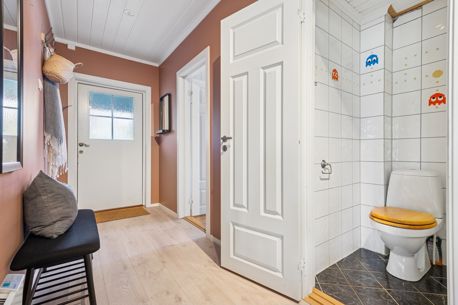 Fra gangen er det inngang til et praktisk, separat toalettrom. Galleribilde
