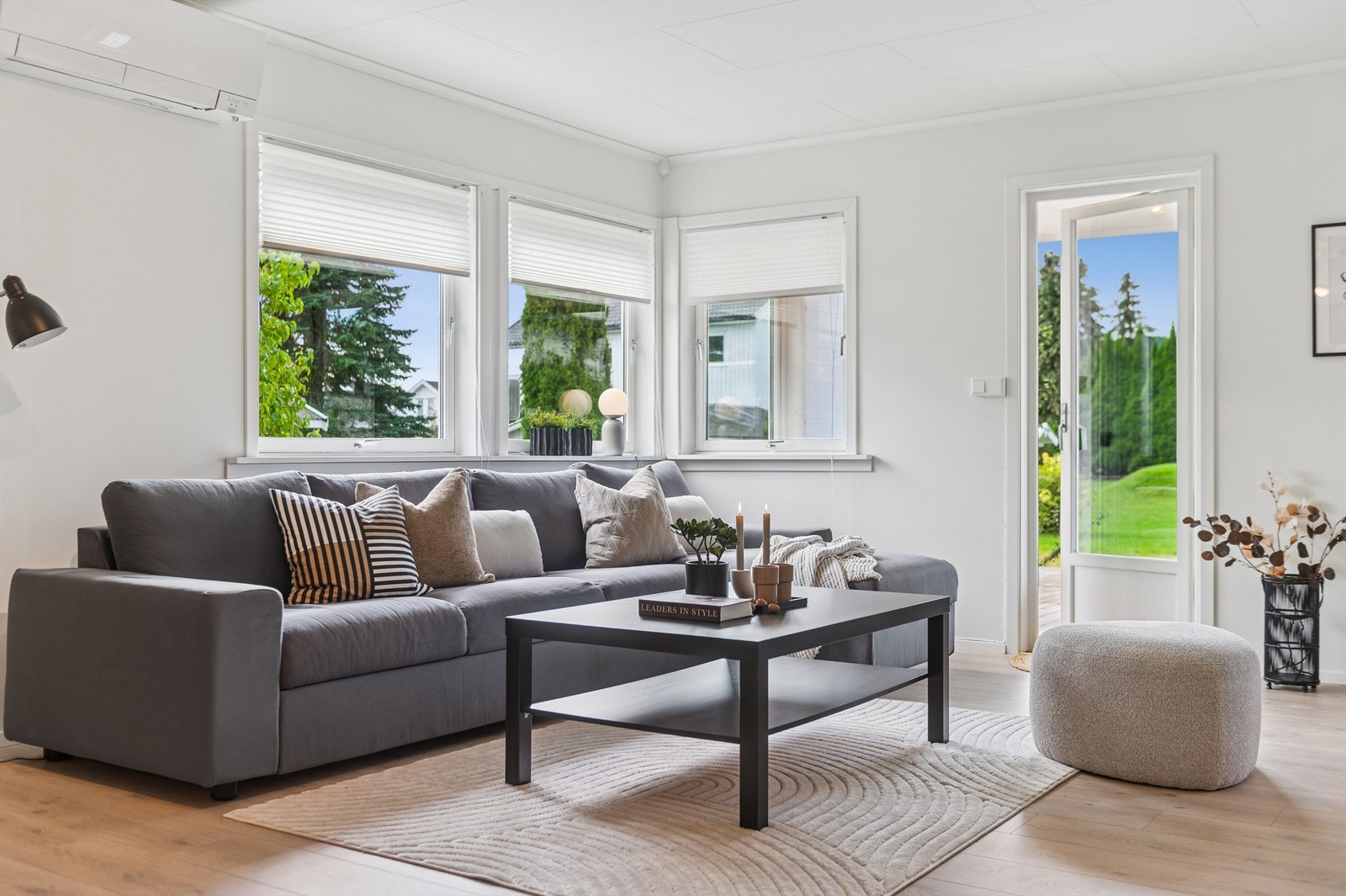 Fra stuen er det direkte utgang til den store, sørvendte terrassen. Galleribilde