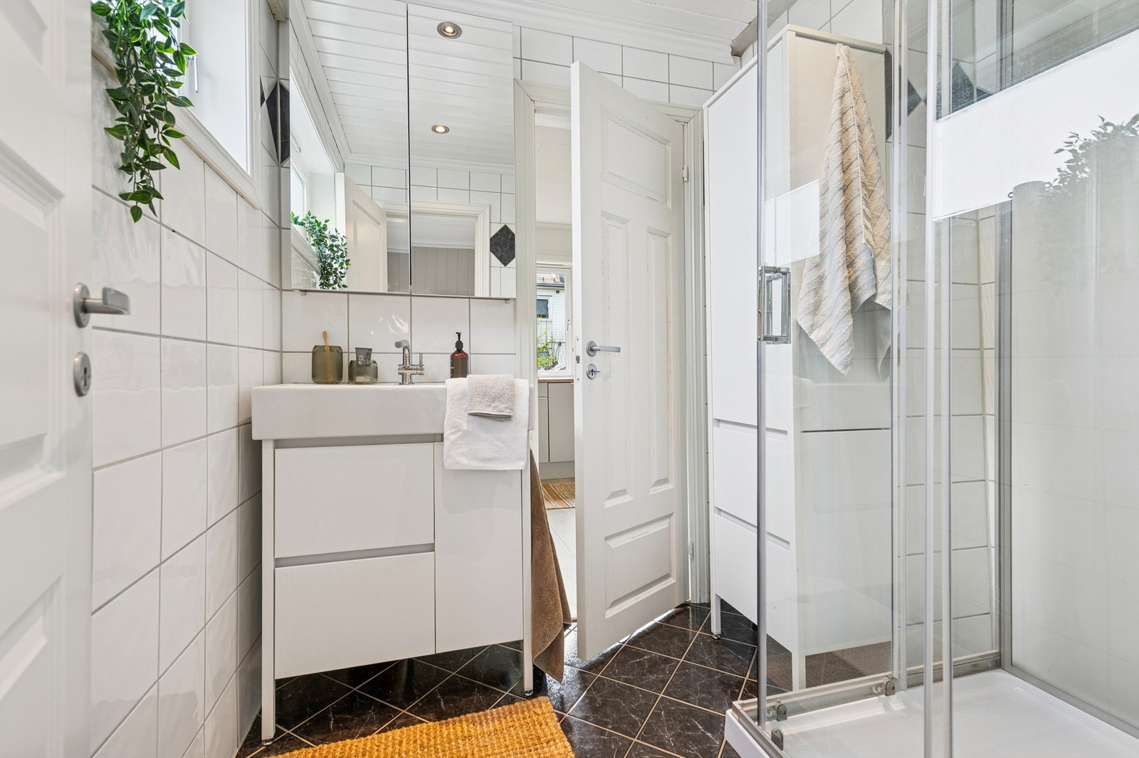 Her er det flislagte overflater og varme i gulvet for økt komfort. Galleribilde