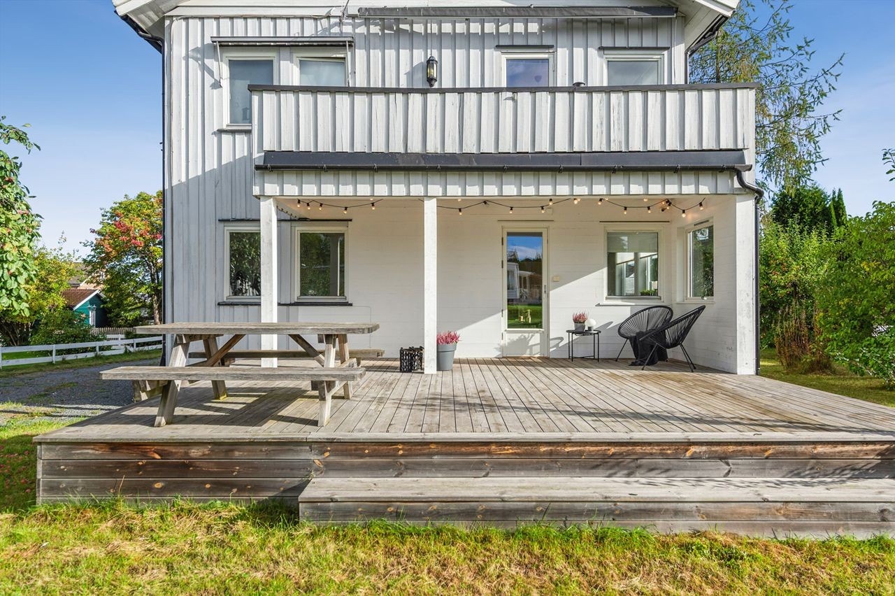 Uteplassen består av en romslig treterrasse på hele 31 m². Galleribilde