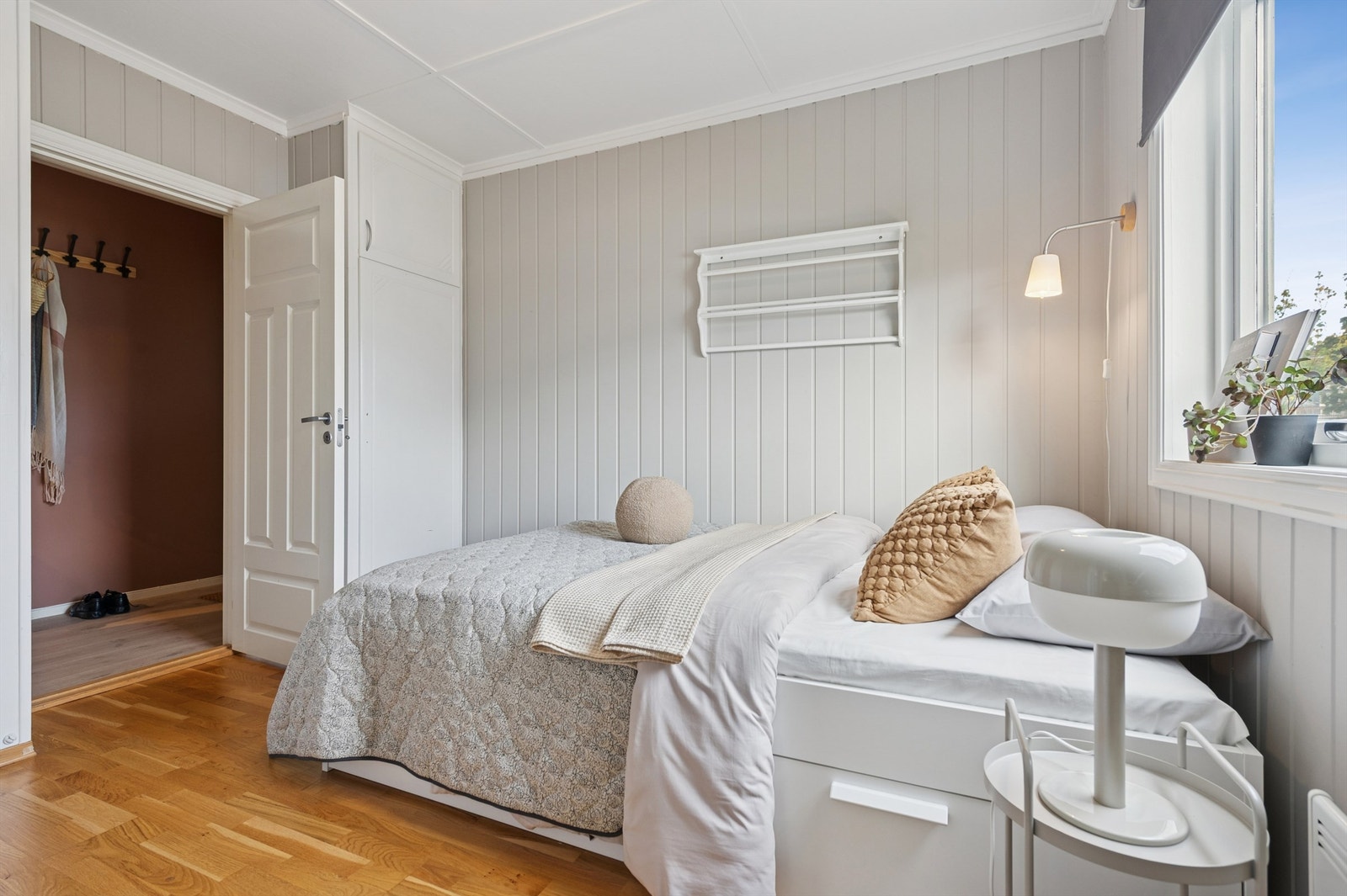 Leiligheten har tre soverom. Dette rommet har panel på veggene og parkett på gulvet. Galleribilde