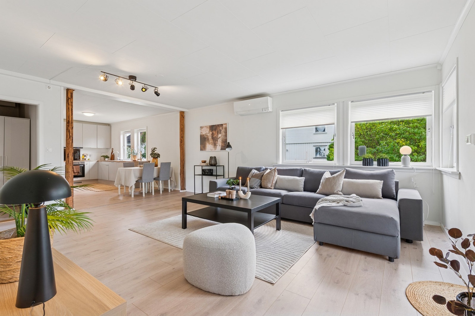 Videre åpner boligen seg opp i en lys stue med åpen løsning mot kjøkkenet. Galleribilde