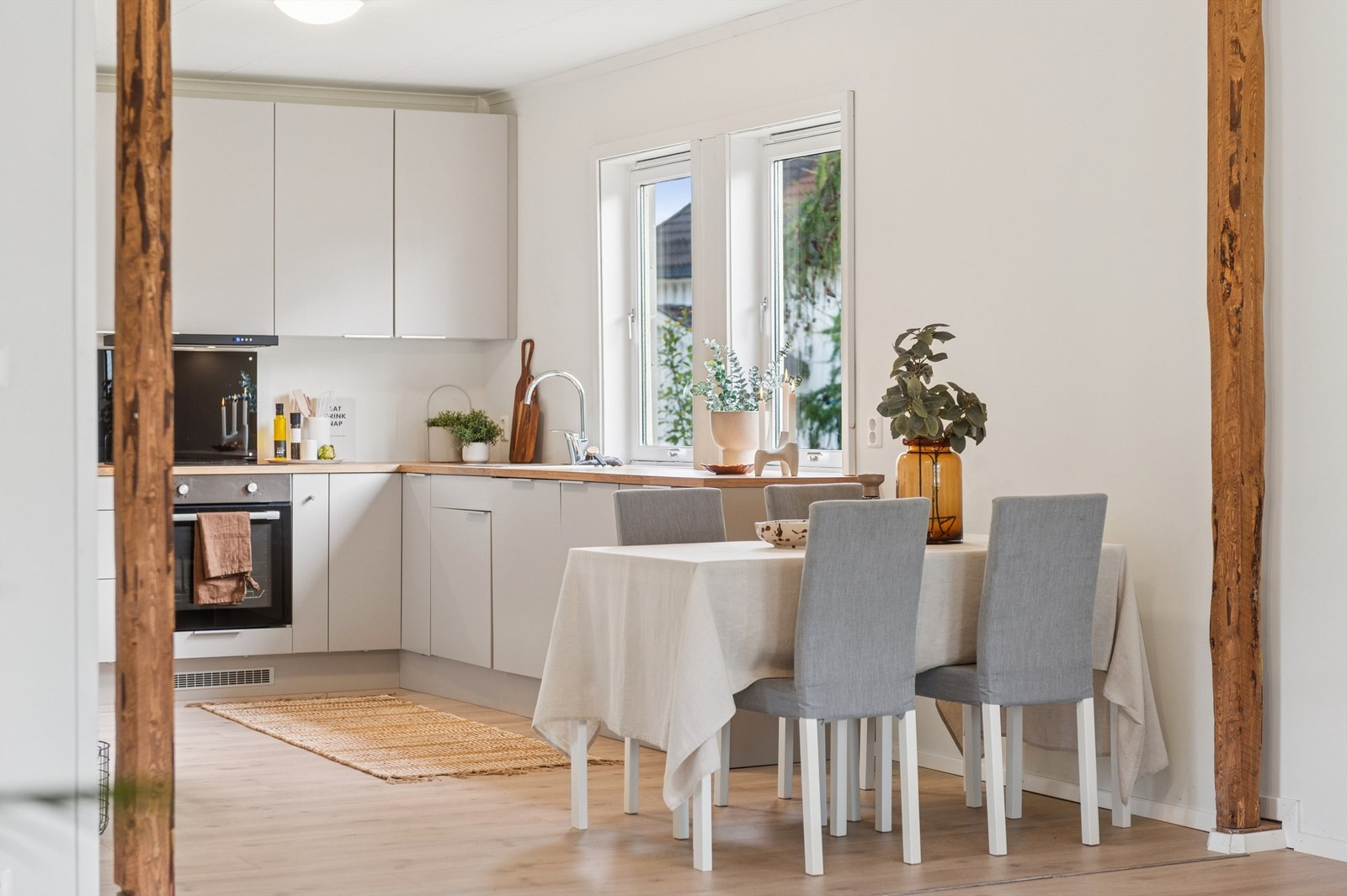 Kjøkkenet har en praktisk hjørneløsning og naturlig plass til en spisegruppe. Galleribilde