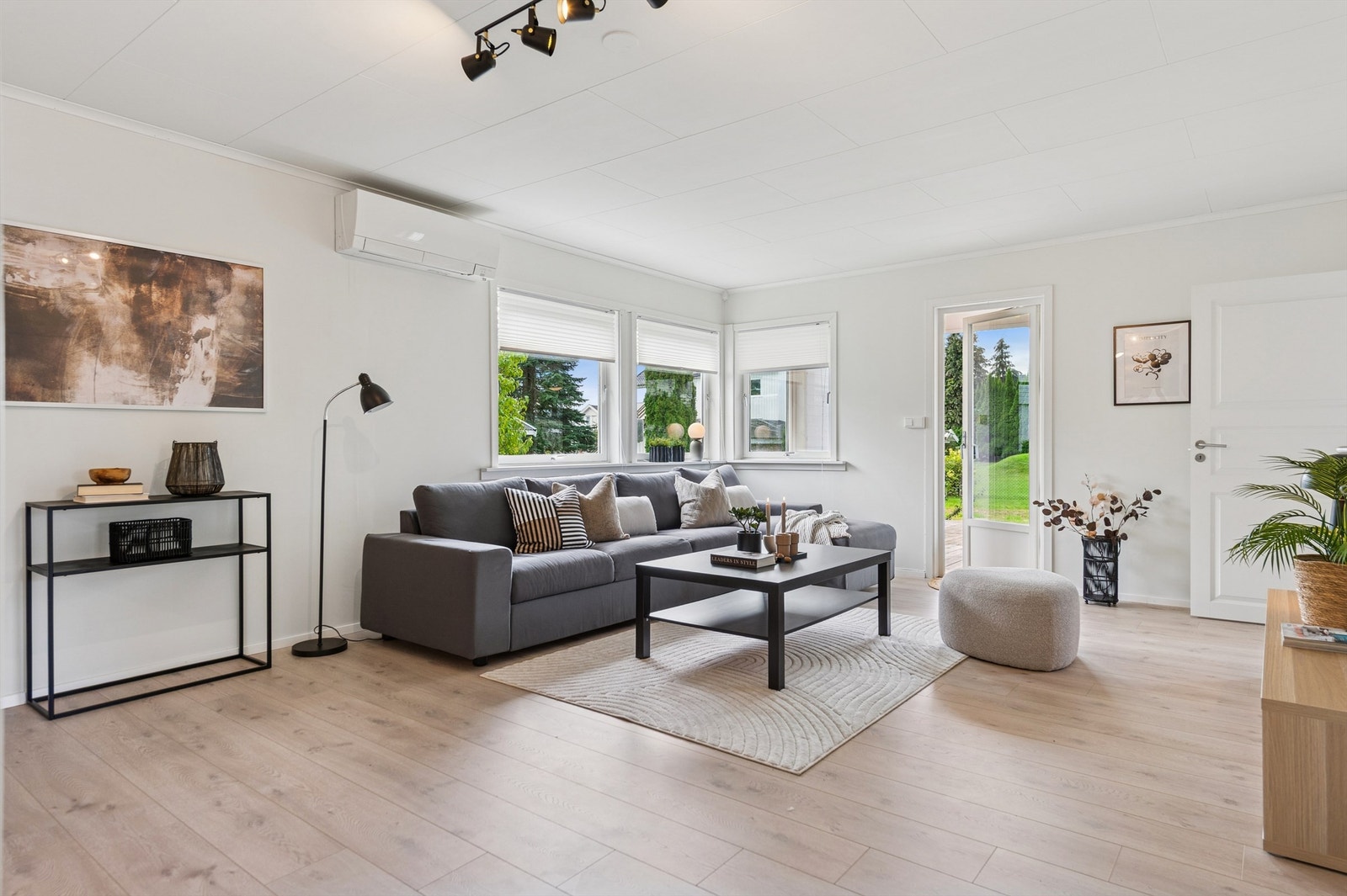 Stuen har en effektiv varmepumpe fra 2017. Galleribilde