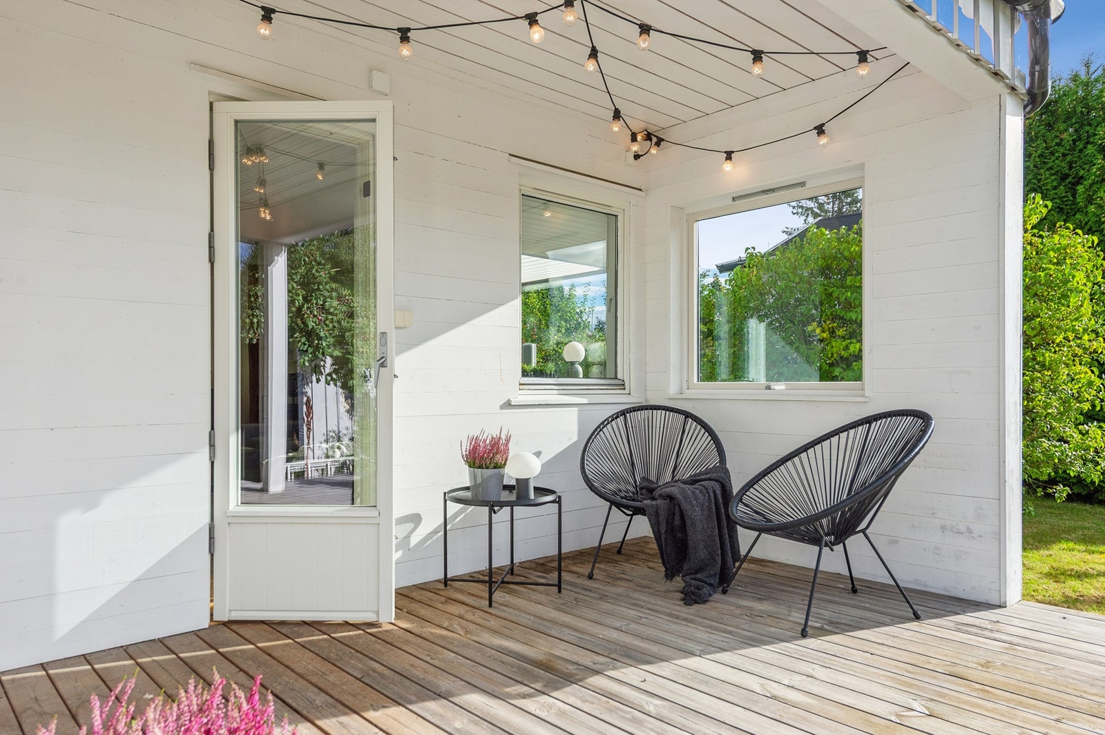 Hyggelig delvis overbygd uteplass. Galleribilde