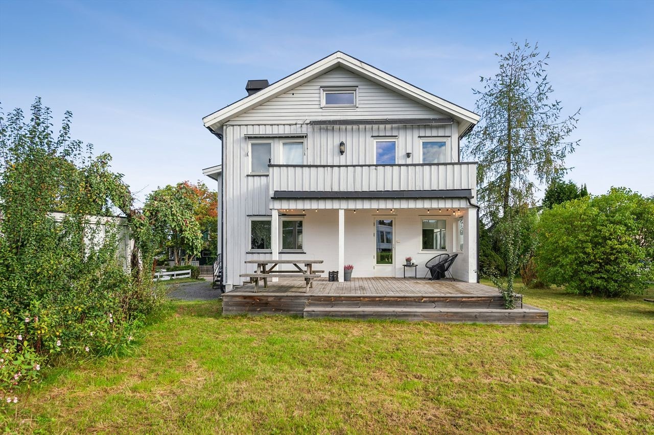 Dette er en lys og trivelig 1. etasjes leilighet i en horisontaldelt tomannsbolig med praktisk planløsning. Galleribilde