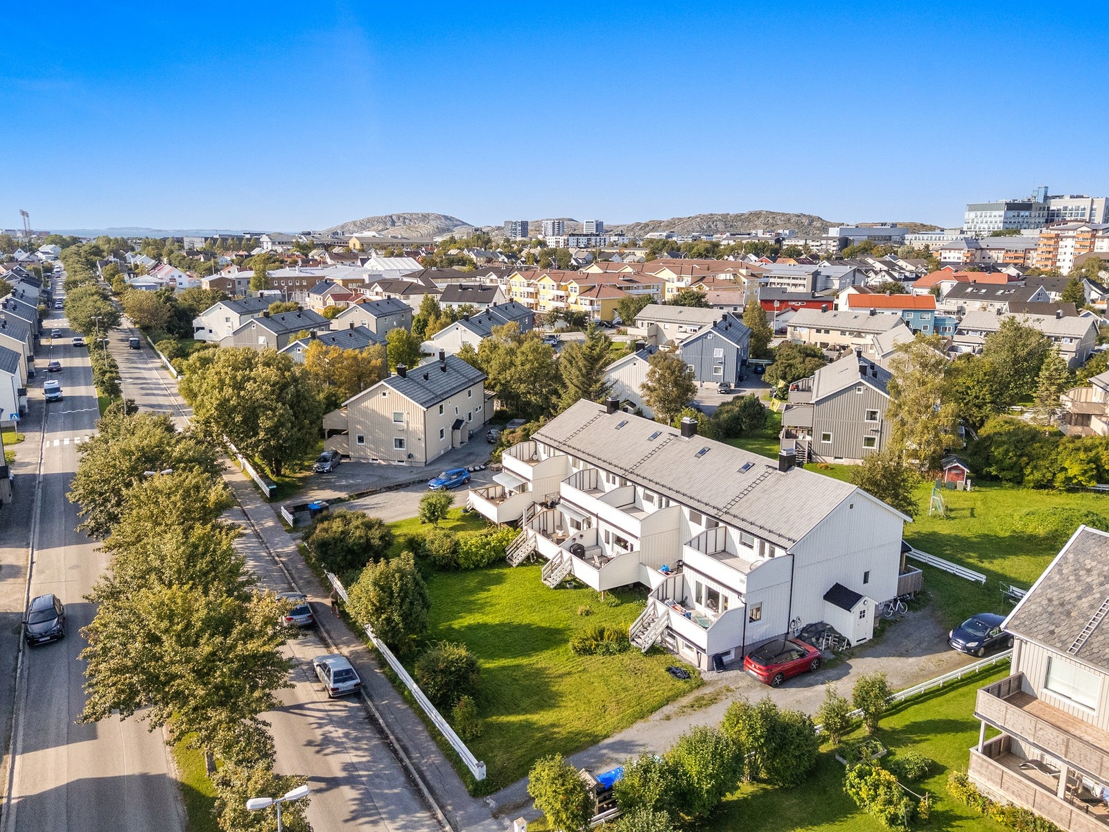 Boligen har en flott plen i forkant av eiendommen, med adkomst fra verandaen. Galleribilde