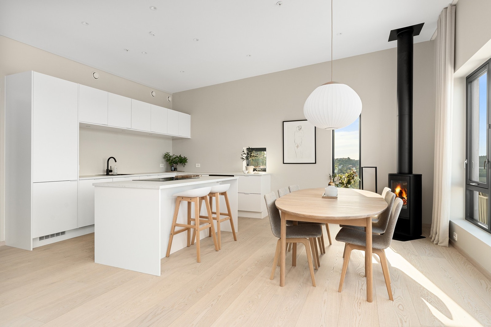 - Hyggelig med kjøkkenøy som i tillegg gjør det til en sosial sone - Galleribilde