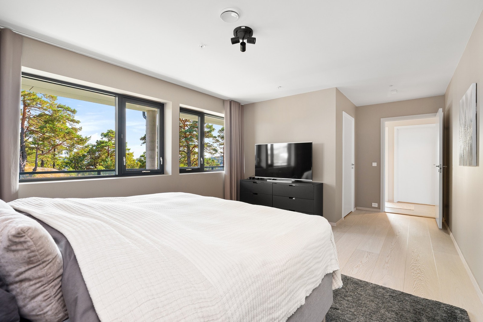 - Rommet er utformet for å gi deg 'hotellfølelsen' i eget hjem | Her har man også eget garderoberom og selvsagt eget bad - Galleribilde