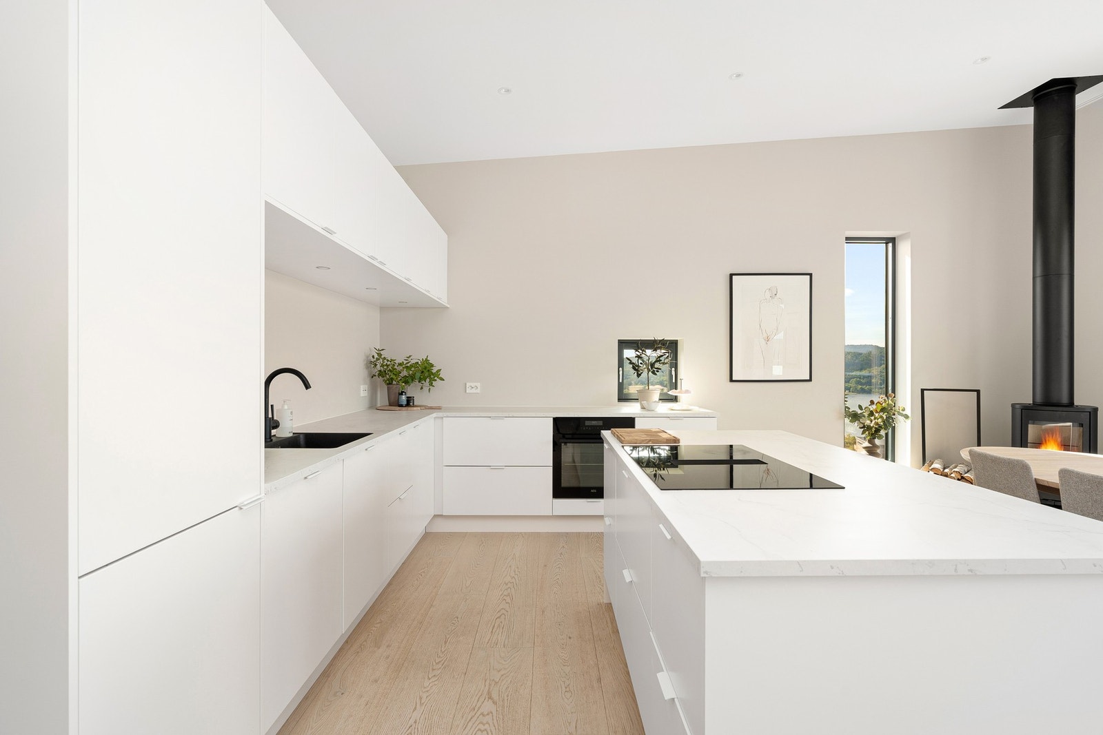 - Funksjonelt med gode løsninger | Alle hvitevarer er integrert og vil medfølge handelen - Galleribilde