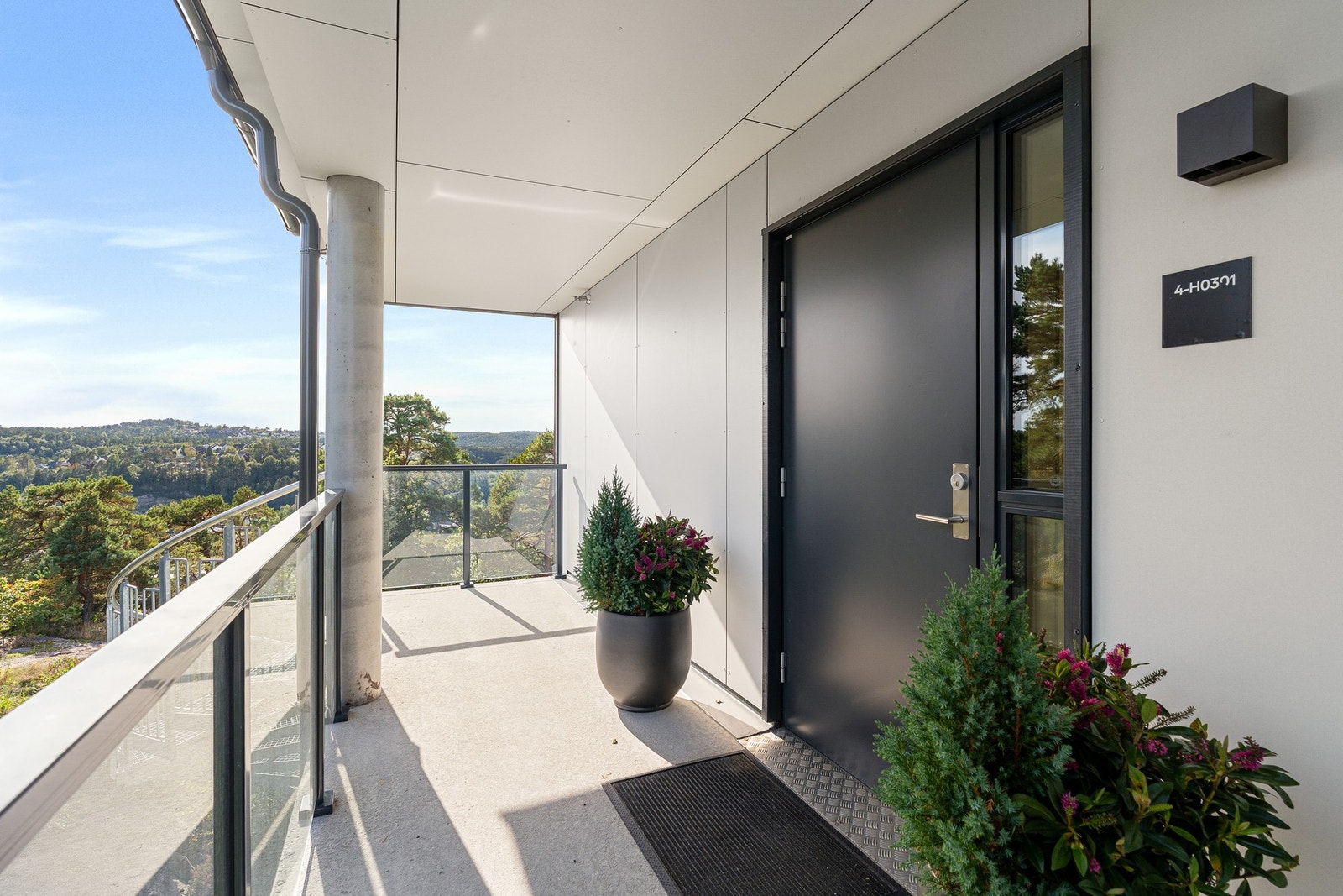 - Ryddig og pent inngangsparti | Det er også heis i bygget - Galleribilde